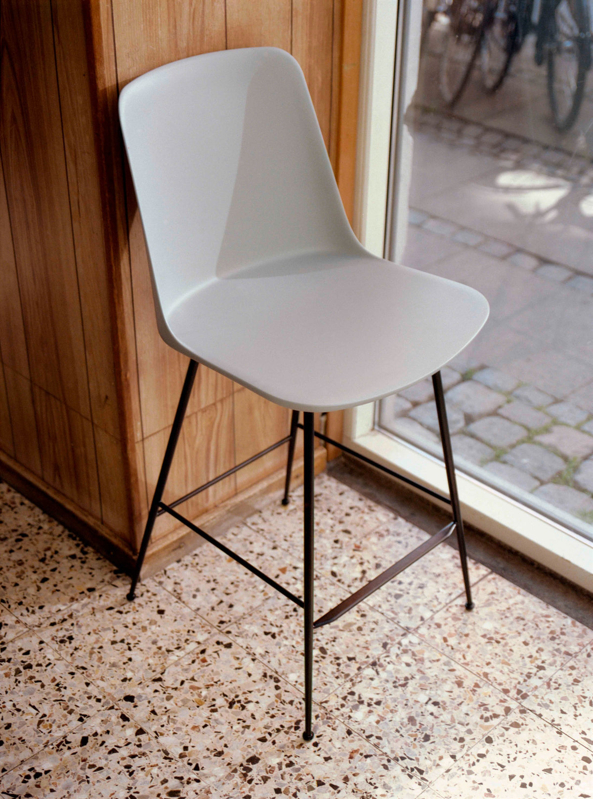 Barhocker RELY sandfarben mit schwarzem Stahlgestell