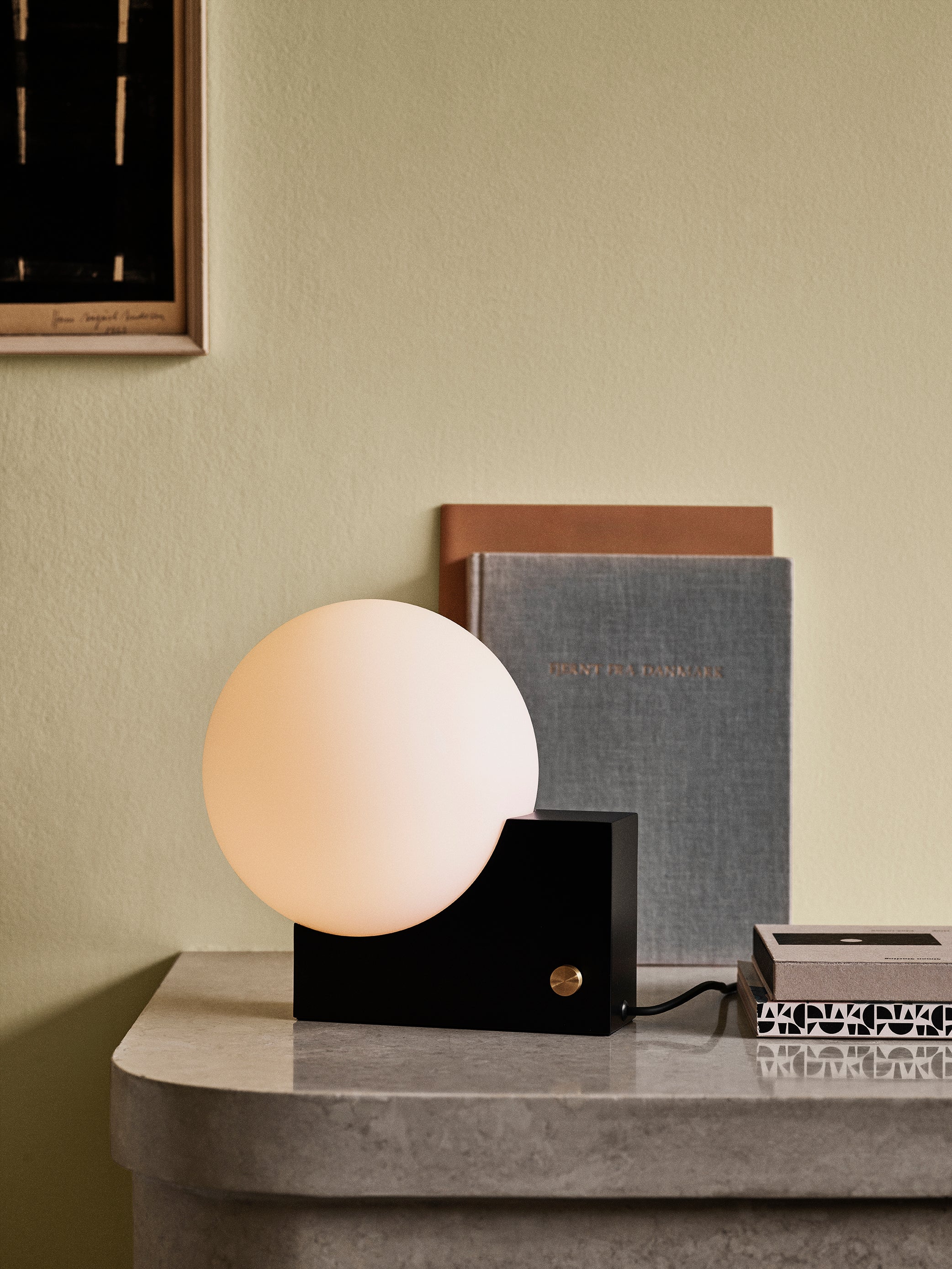 Tischlampe JOURNEY SH1 mit milchigem Schirm und schwarzem Fuß