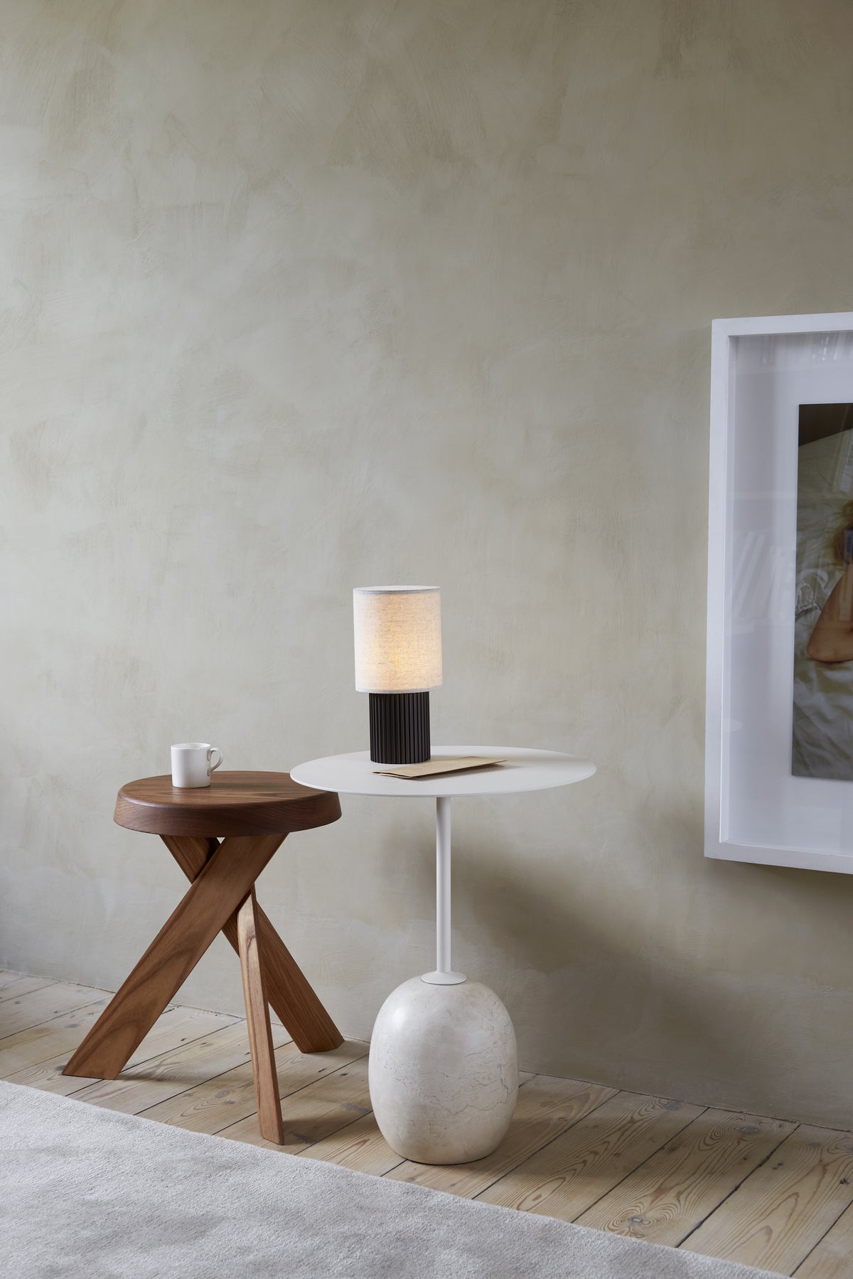 Tragbare Lampe MANHATTAN mit einem Stoffschirm und braunem Fuß