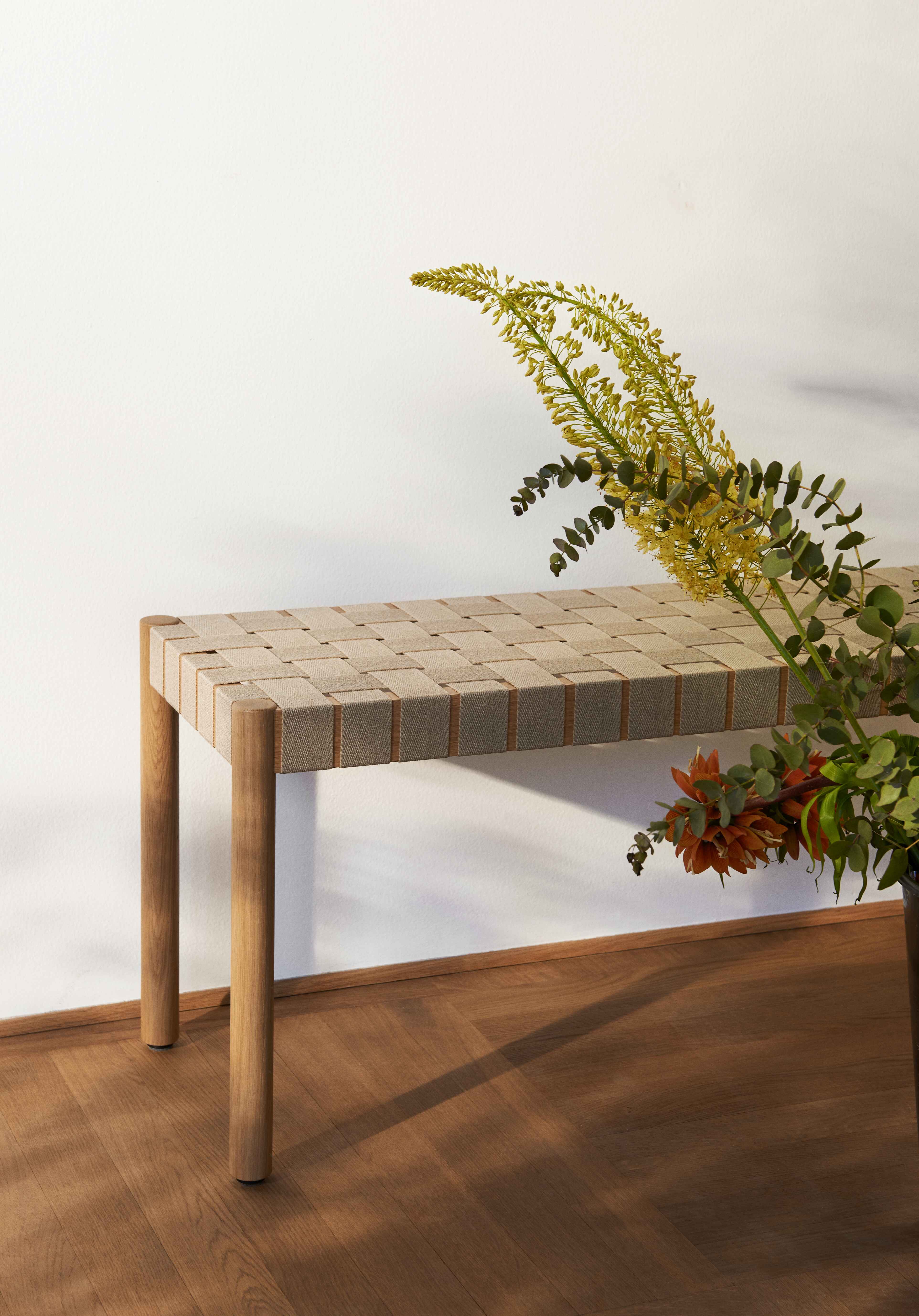 Bank BETTY mit beigem gewebtem Sitz und lackierter Eiche