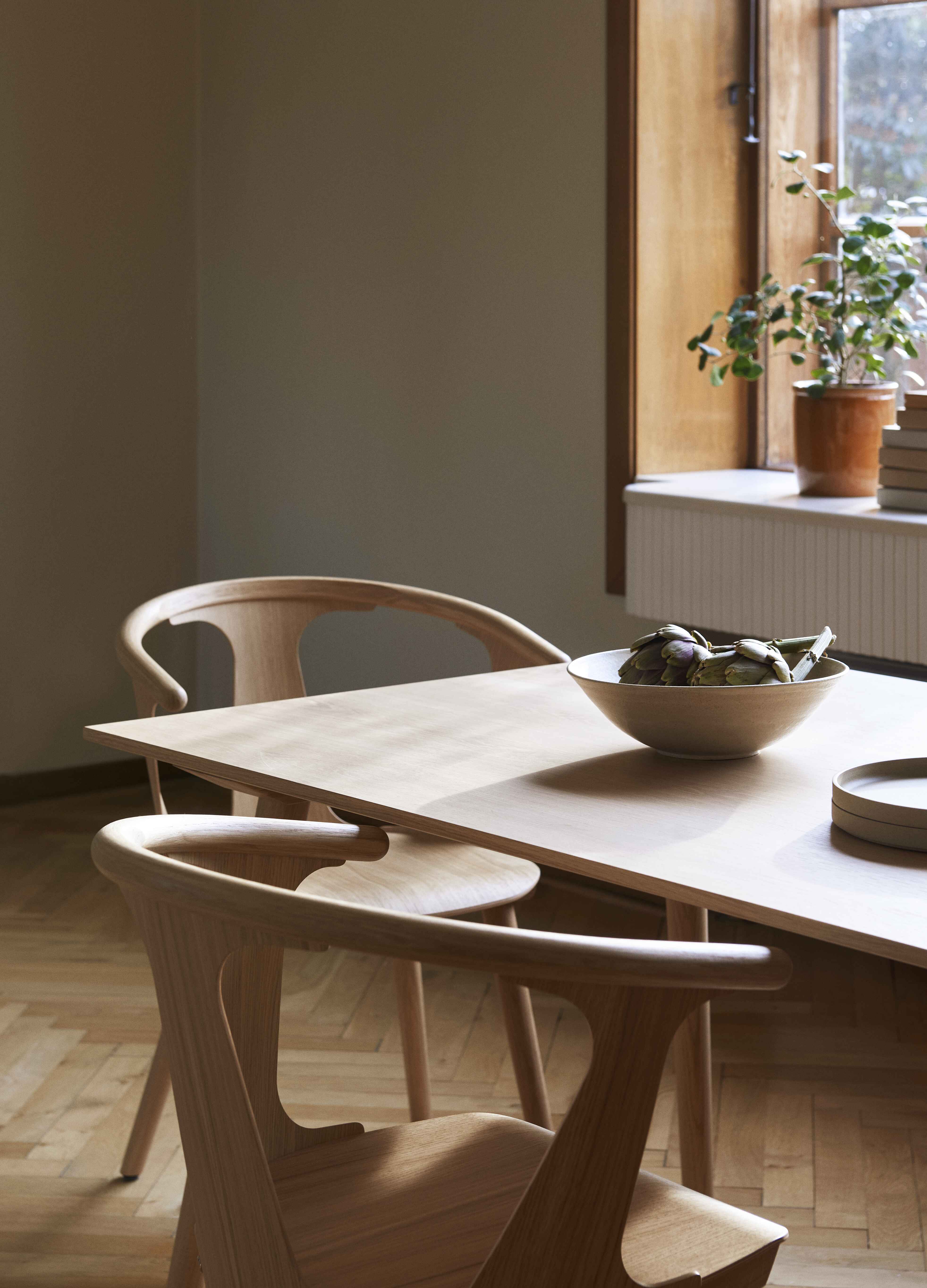 Tisch IN BETWEEN schwarz lackierte Eiche