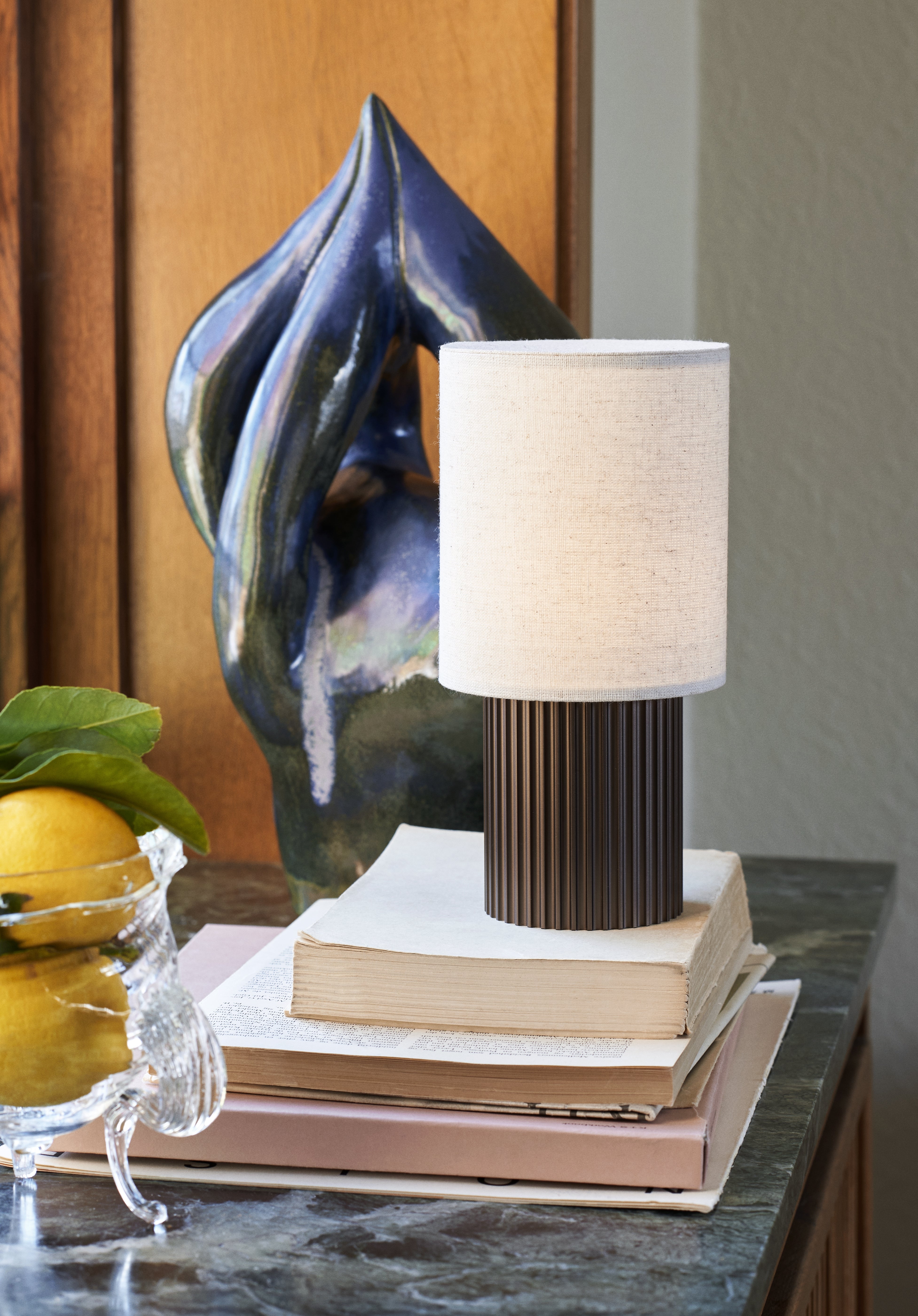 Tragbare Lampe MANHATTAN mit einem Stoffschirm und braunem Fuß