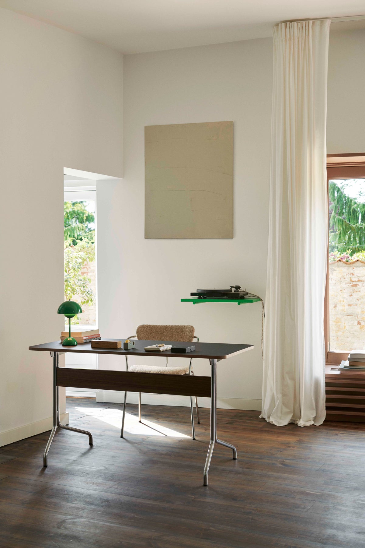 Sessel mit Armlehnen PAVILION AV13 gepolstert mit schwarzem Gestell