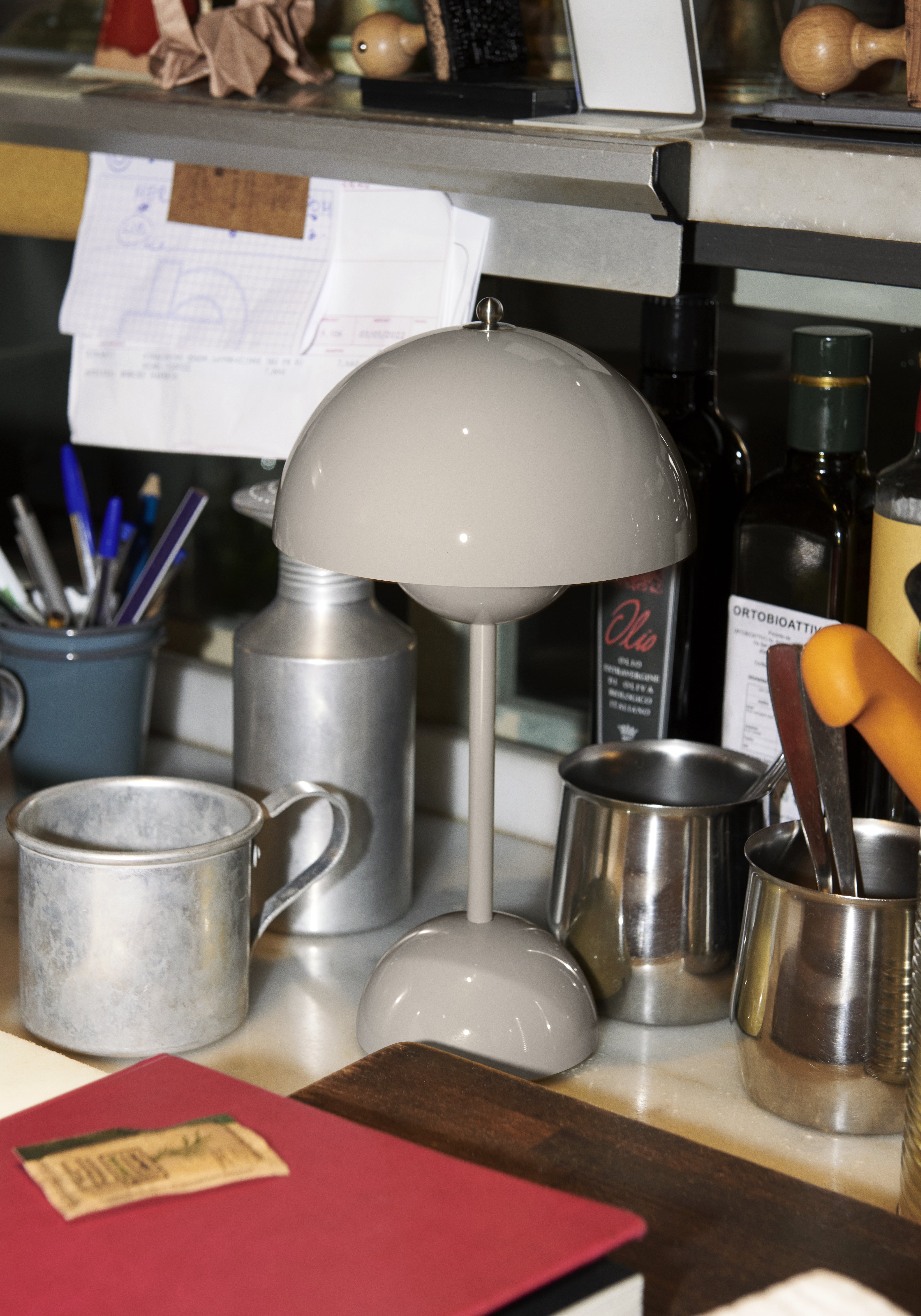 Tragbare Lampe FLOWERPOT VP9 in grau-beige
