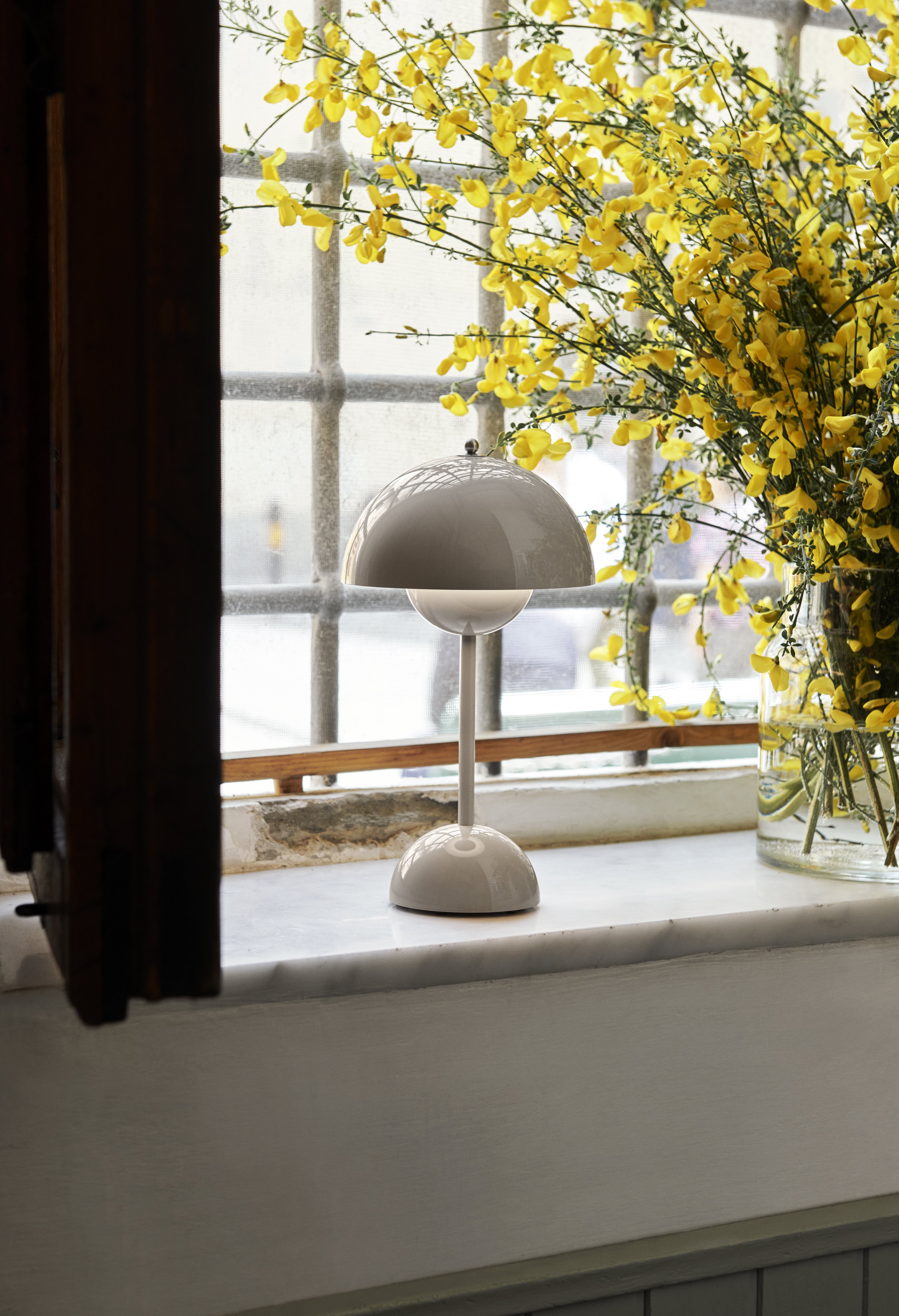 Tragbare Lampe FLOWERPOT VP9 in grau-beige