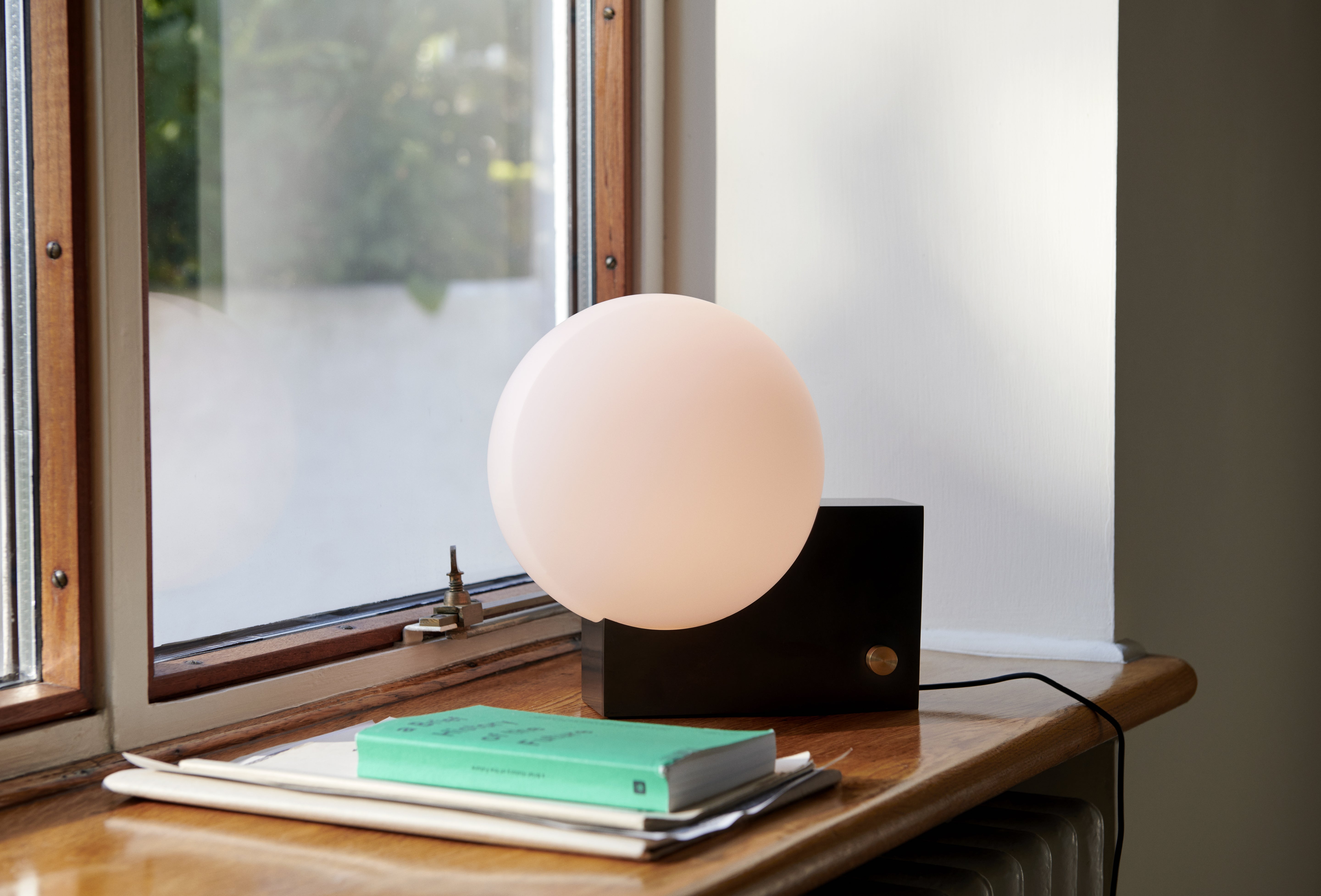 Tischlampe JOURNEY SH1 mit milchigem Schirm und schwarzem Fuß