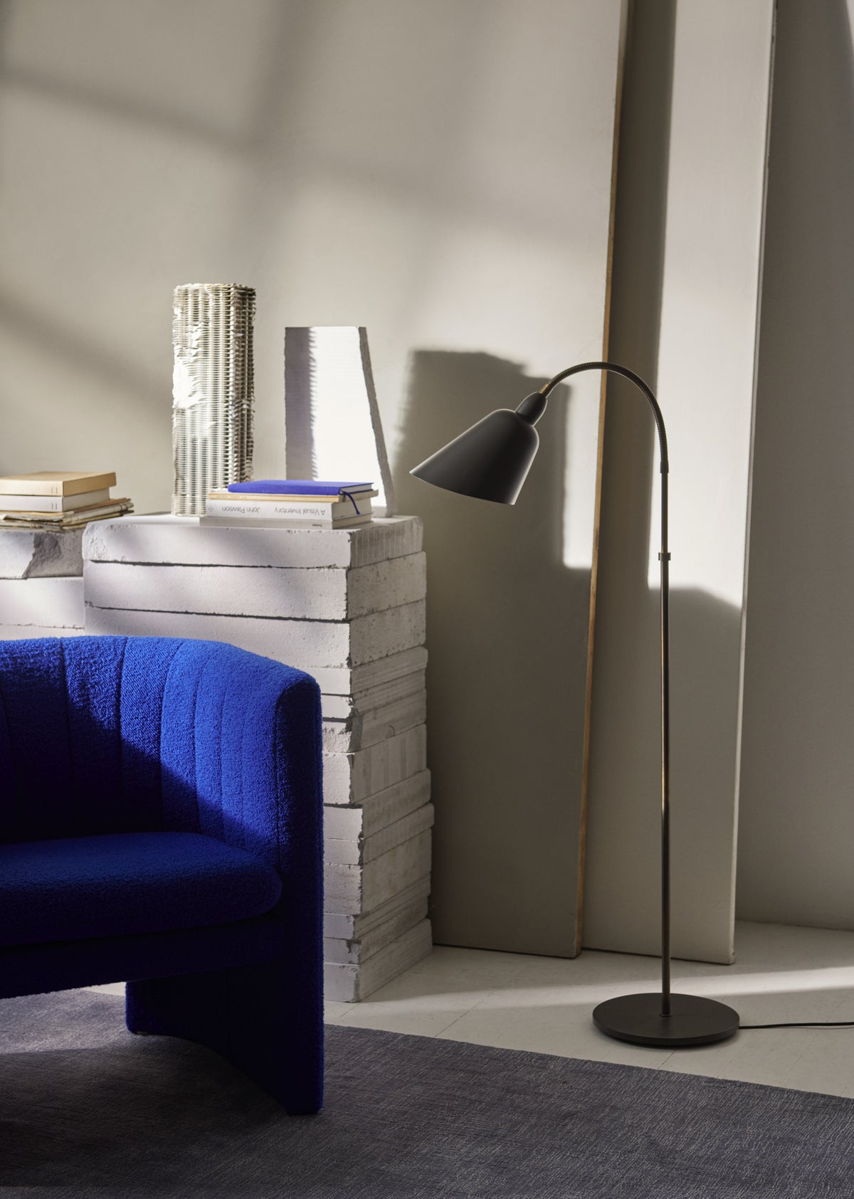 Stehlampe BELLEVUE AJ7 graphit mit brüniertem Messingfuß