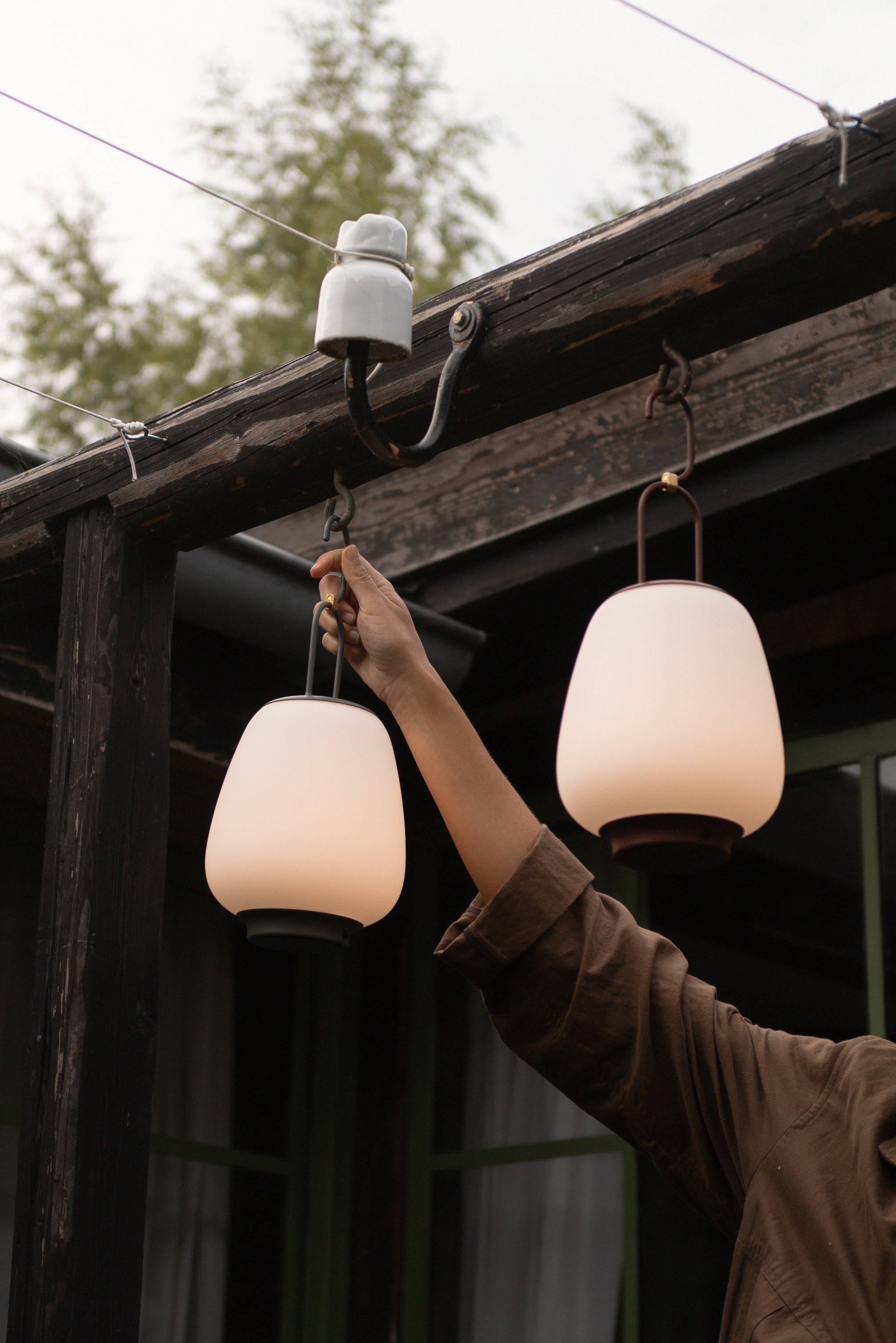 Tragbare Außenlampe LUCCA SC51 in Weiß mit schwarzem Finish