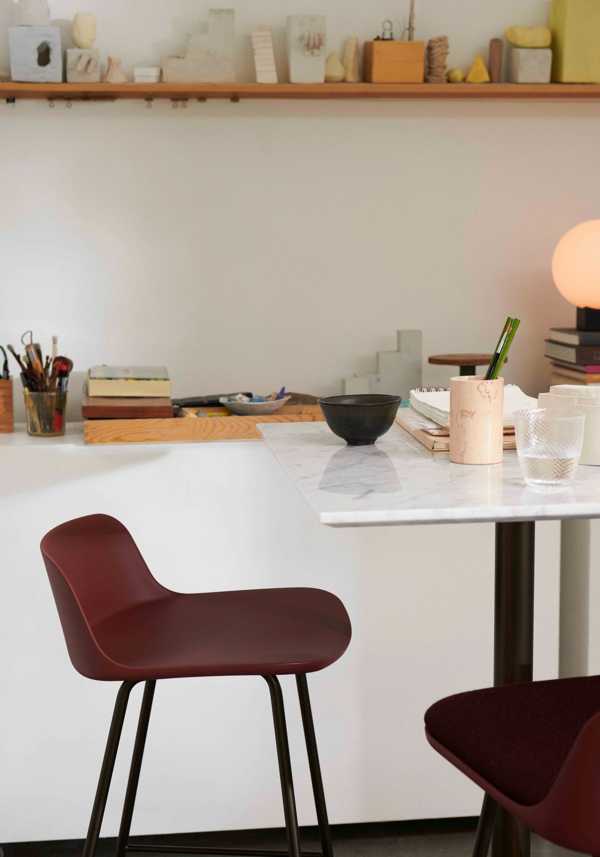 Hocker RELY weiß mit braunem Stahlgestell