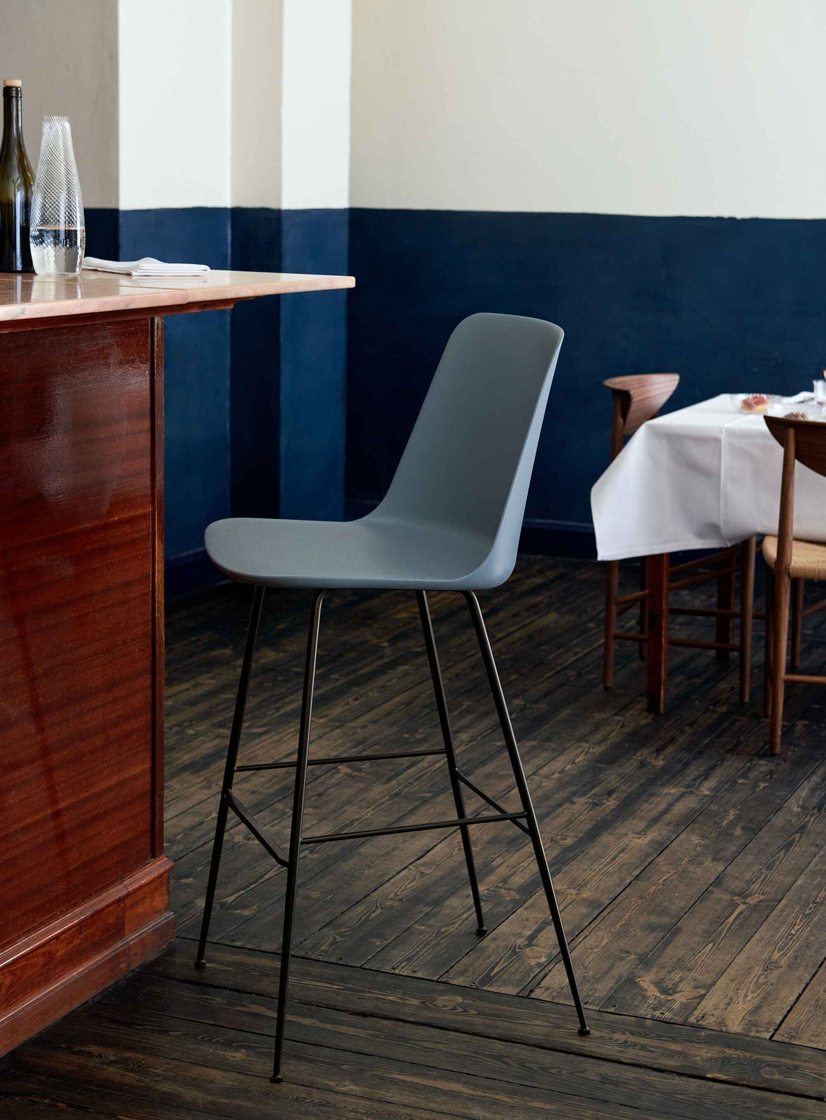 Barhocker RELY sandfarben mit schwarzem Stahlgestell