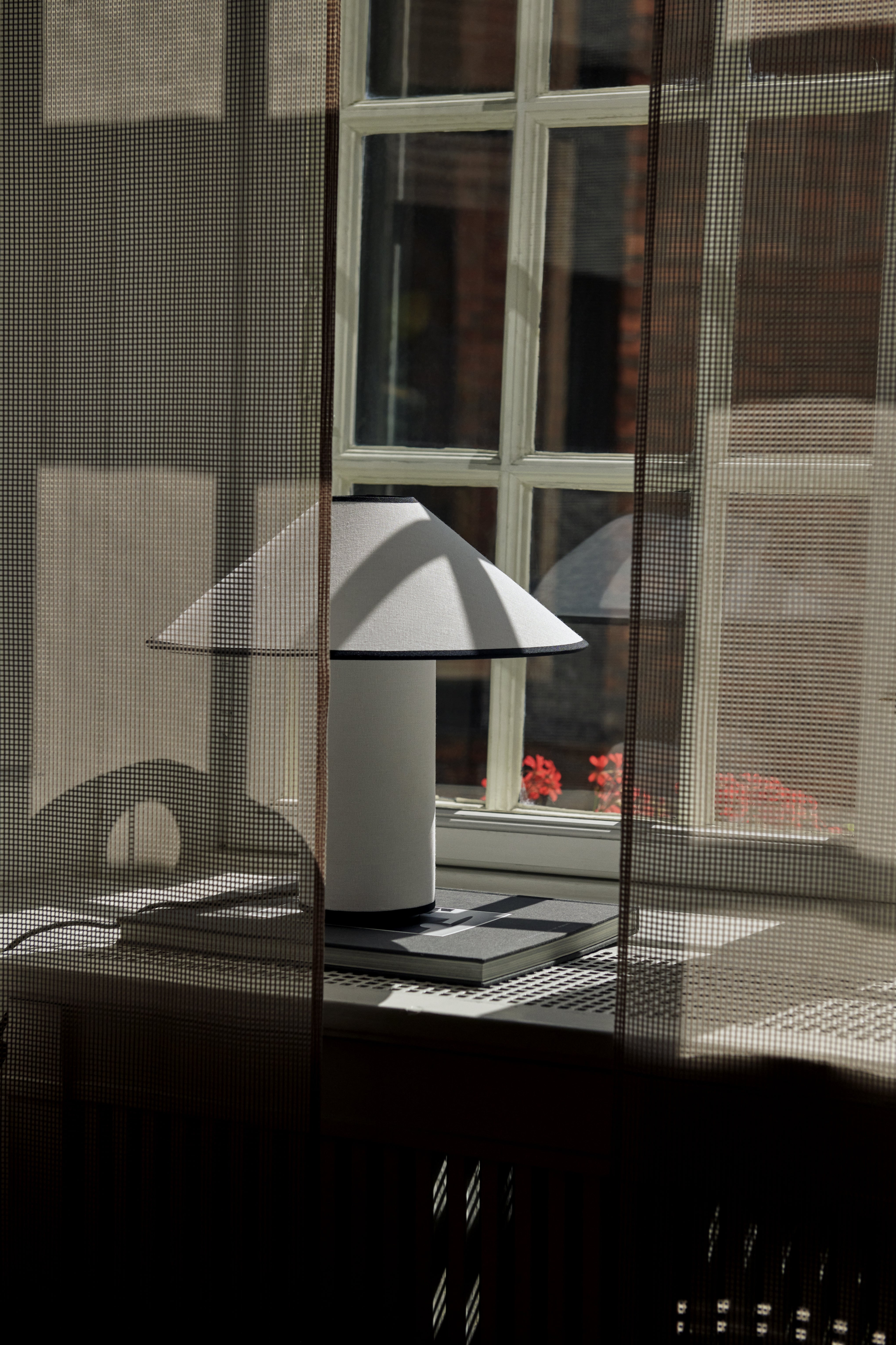 Tischlampe COLETTE ATD6 in Weiß mit rotem Finish