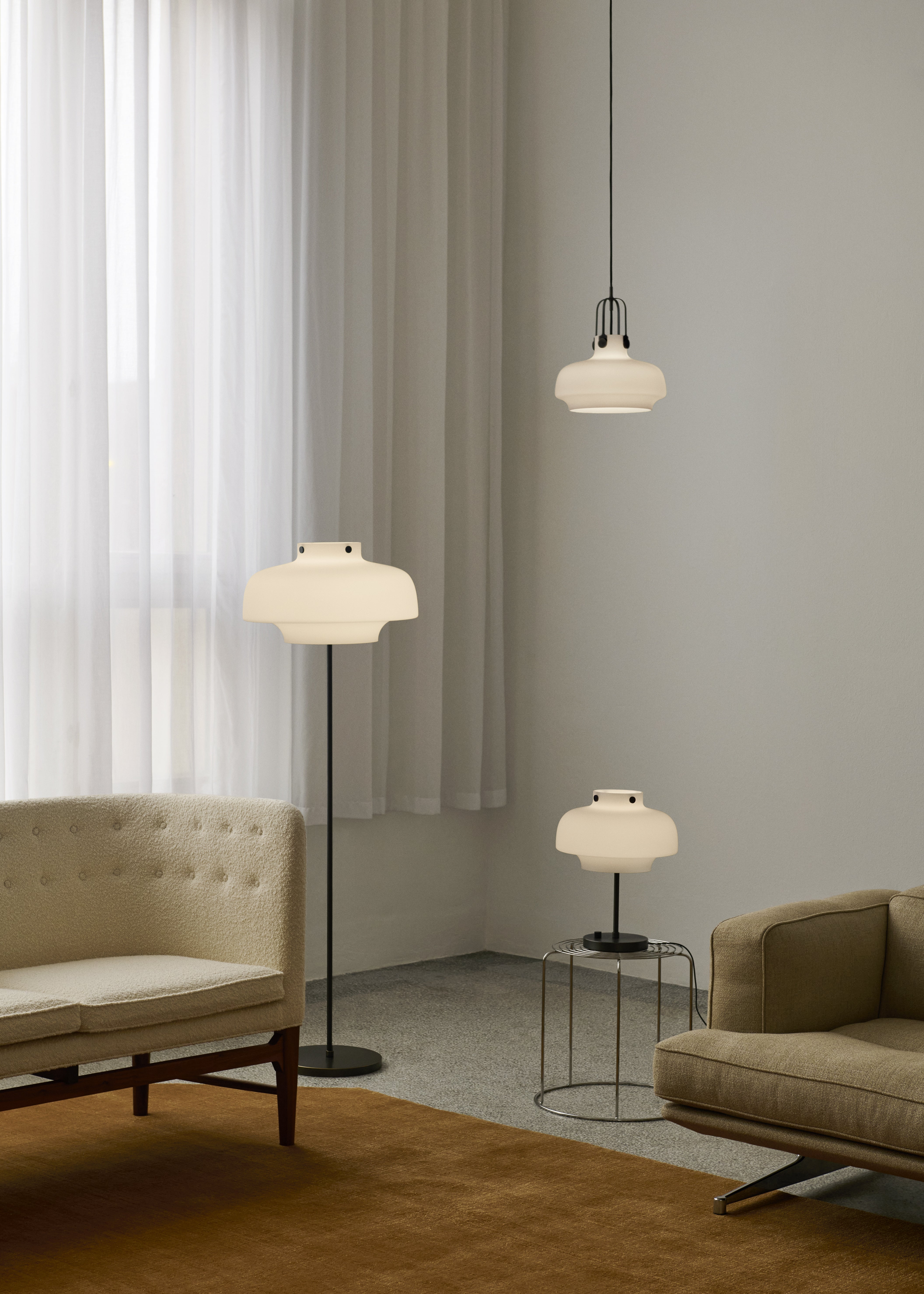 Stehlampe COPENHAGEN SC14 mit opalisiertem Schirm und brüniertem Messingfuß