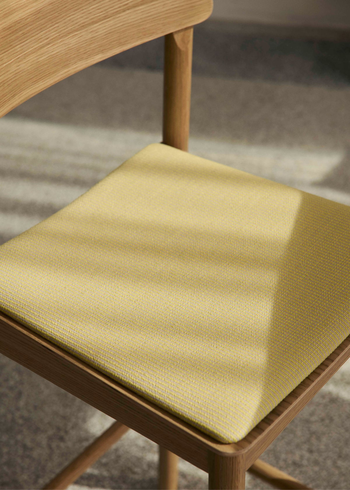 Hocker BETTY schwarzes lackiertes Eschenholz mit gepolsterter Sitzfläche
