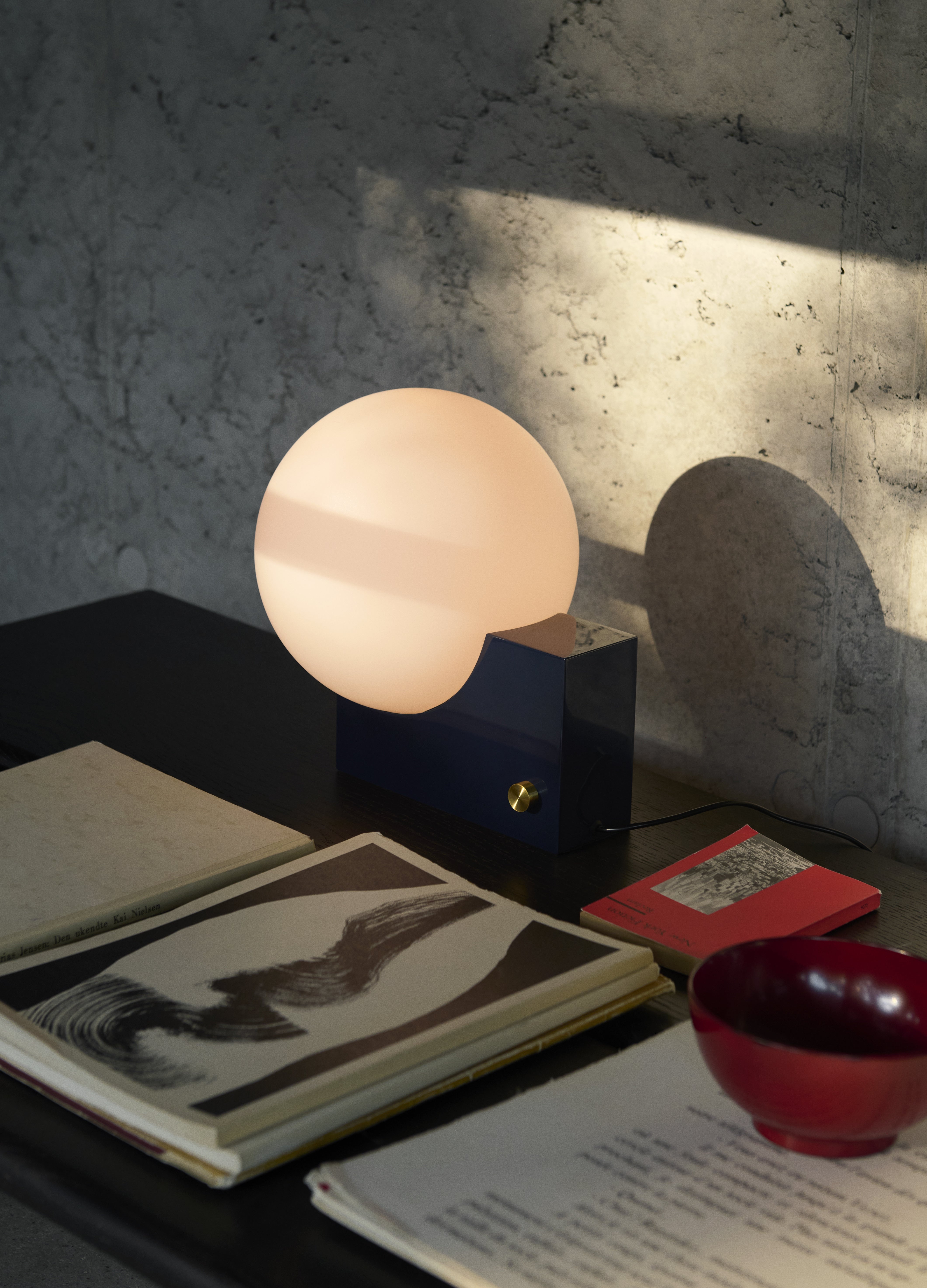 Tischlampe JOURNEY SH1 mit milchigem Schirm und schwarzem Fuß