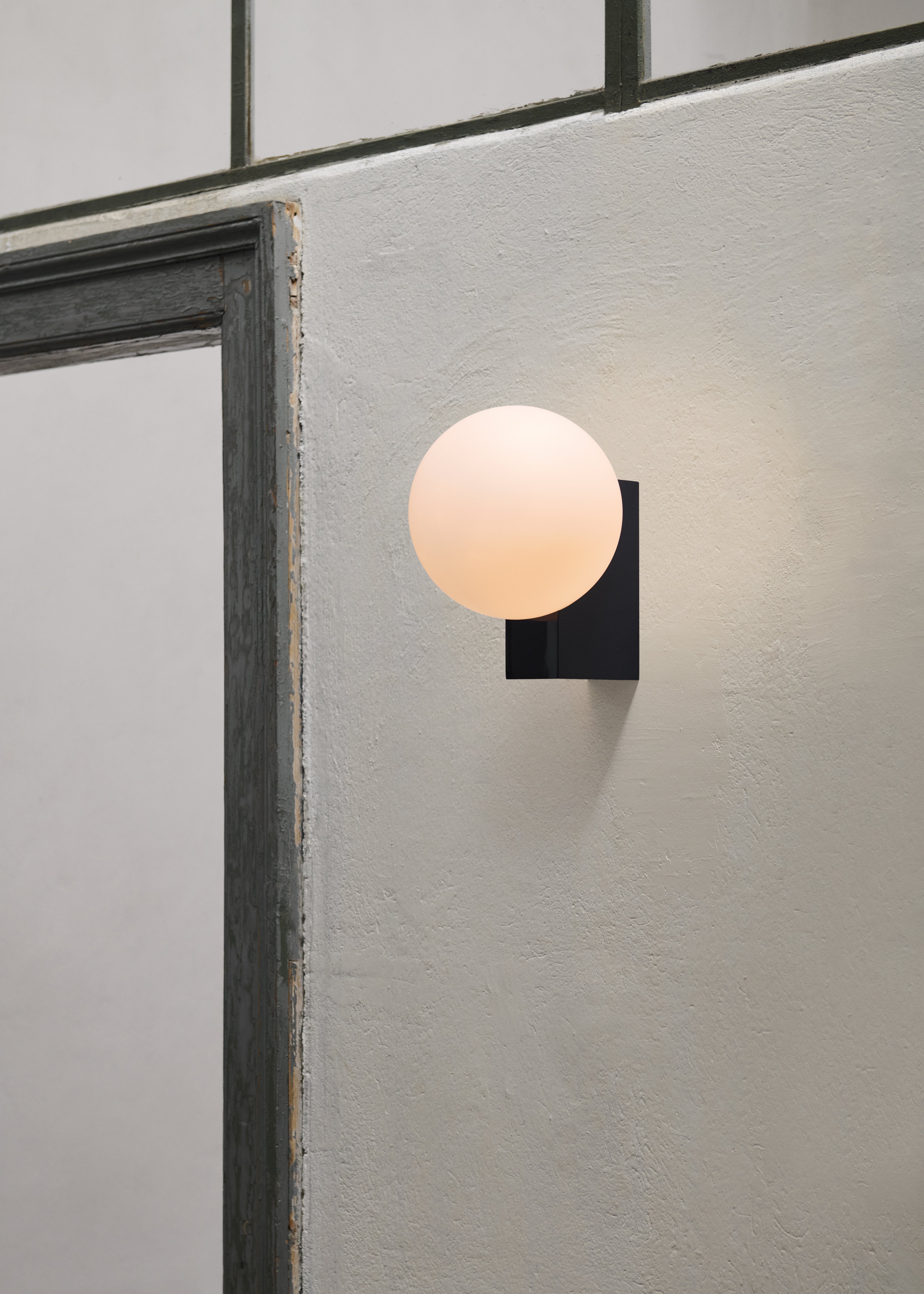 Wandlampe JOURNEY SH2 mit gläsernem Schirm und grauem Sockel