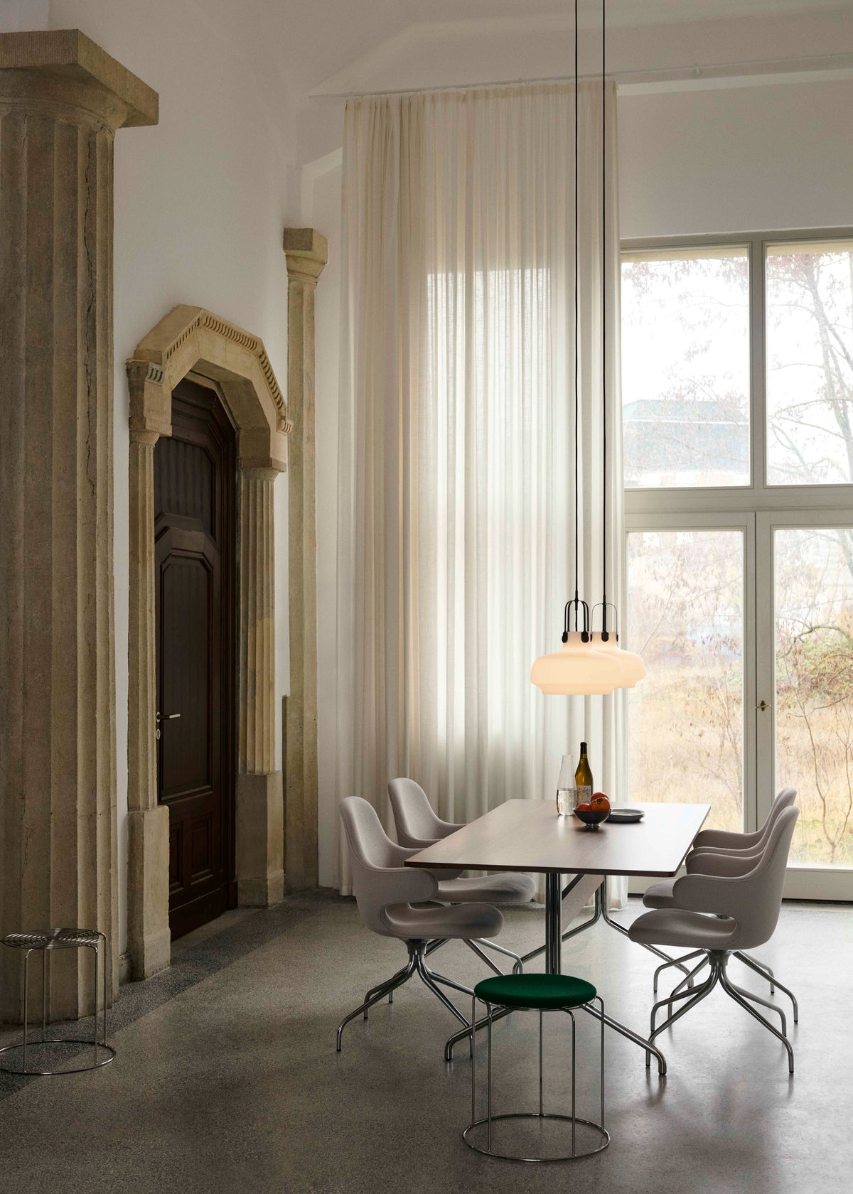 Lackierter Eichenstisch PAVILION mit verchromtem Gestell