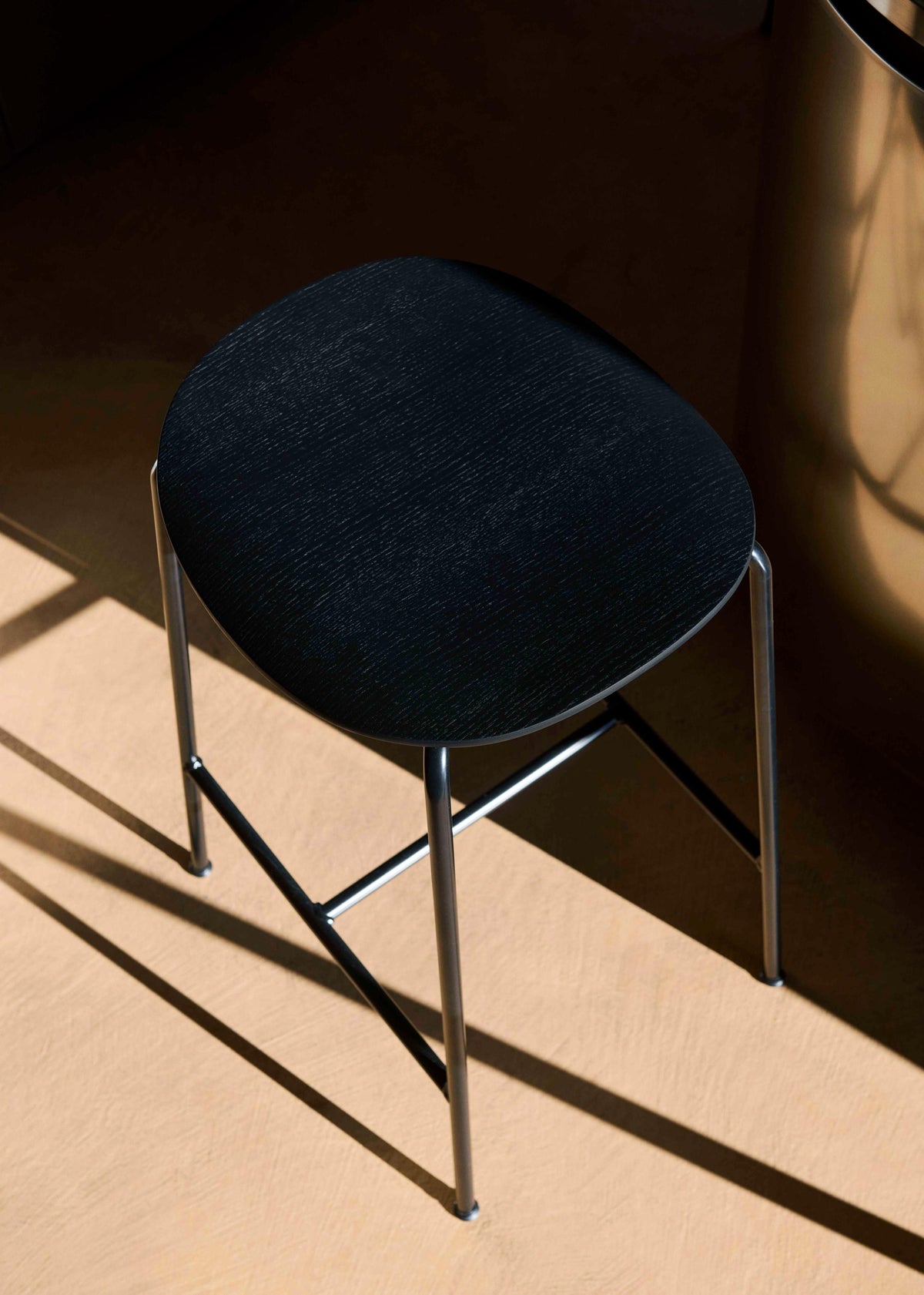 Hocker PAVILION schwarzes Eichenholz mit schwarzem Stahlgestell