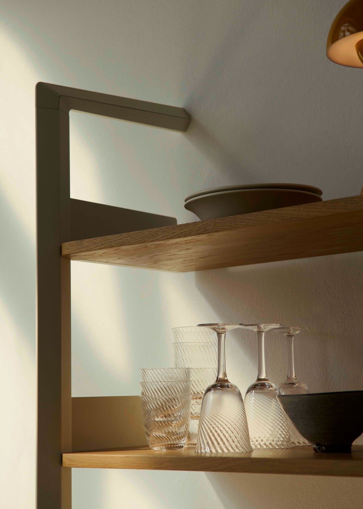 Modularregal ROMBE in Anthrazit mit Nussbaumholz