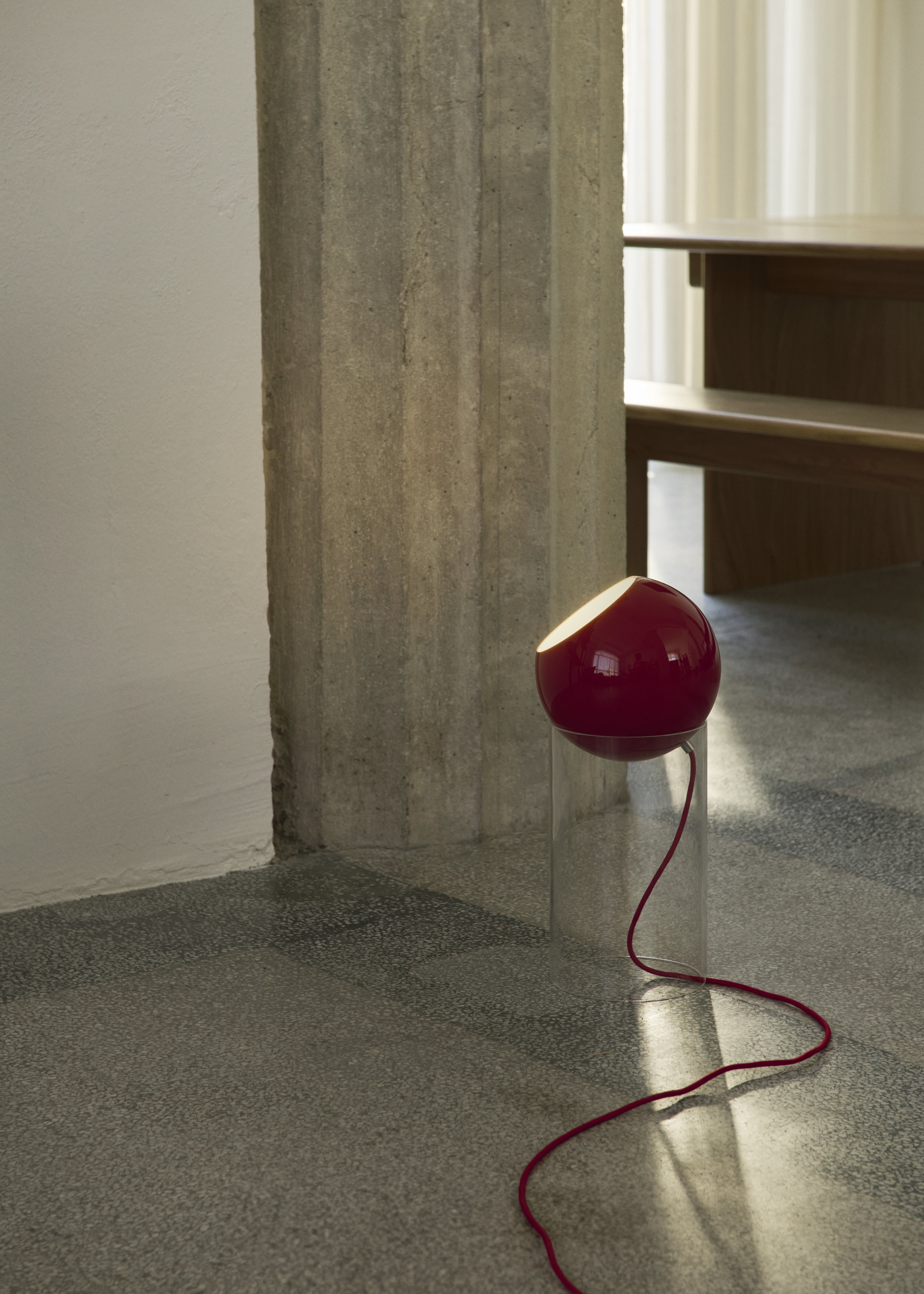 Tischlampe TOPAN mit rotem Schirm und transparenter Basis