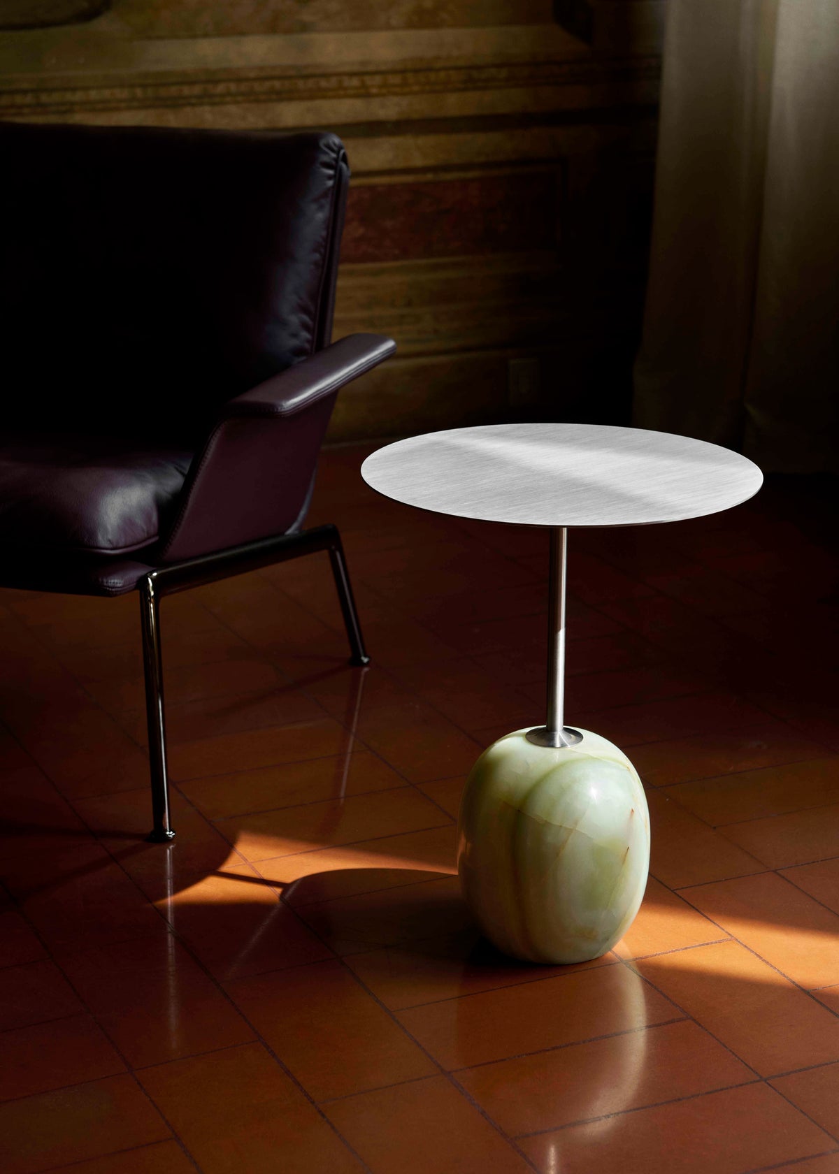 Sessel MUNO LN19 gepolstert mit dunklem Aluminiumgestell