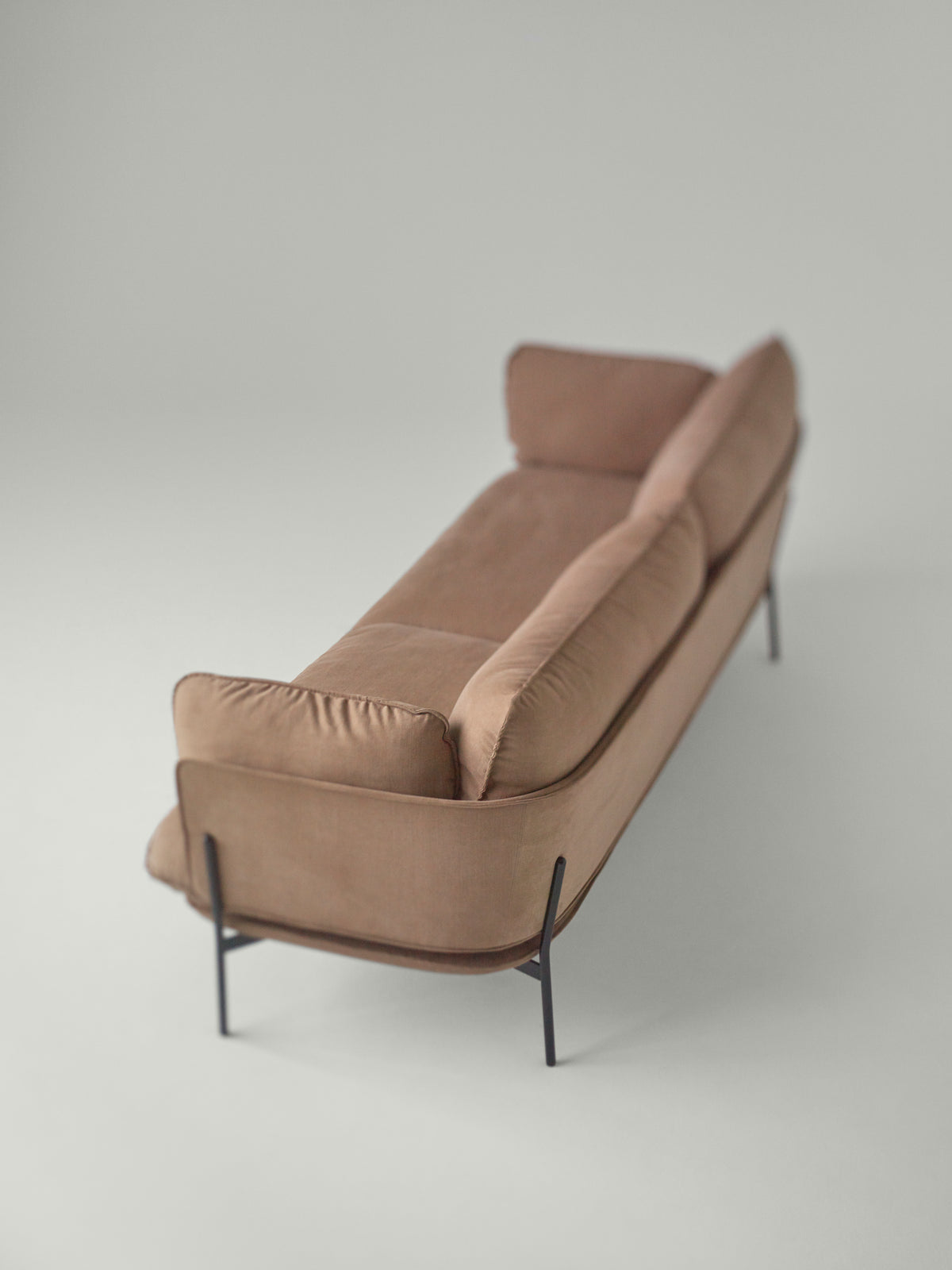 3-Sitzer Sofa CLOUD LN3.2 gepolstert mit schwarzem Gestell