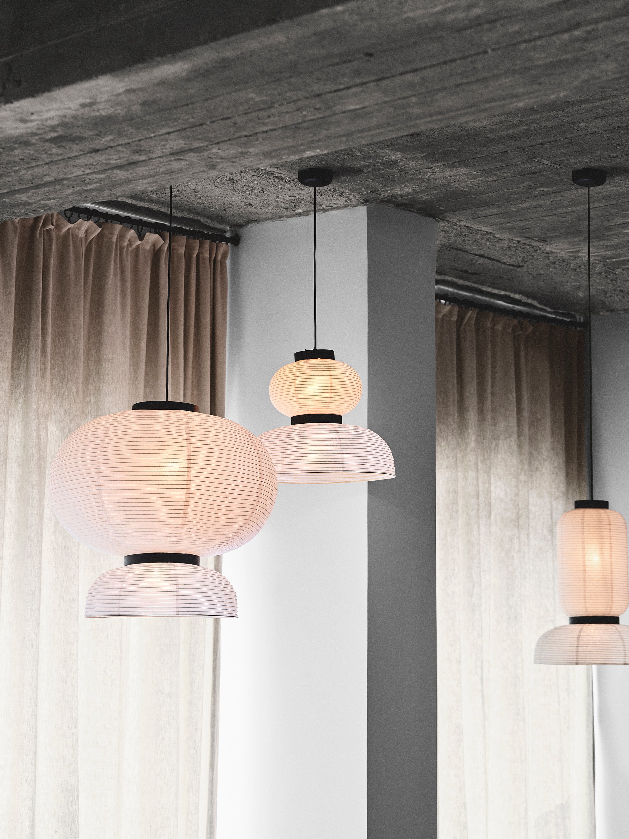 Hängelampe FORMAKAMI JH5 mit weißem Papier-Schirm und schwarzem Eichen-Finish