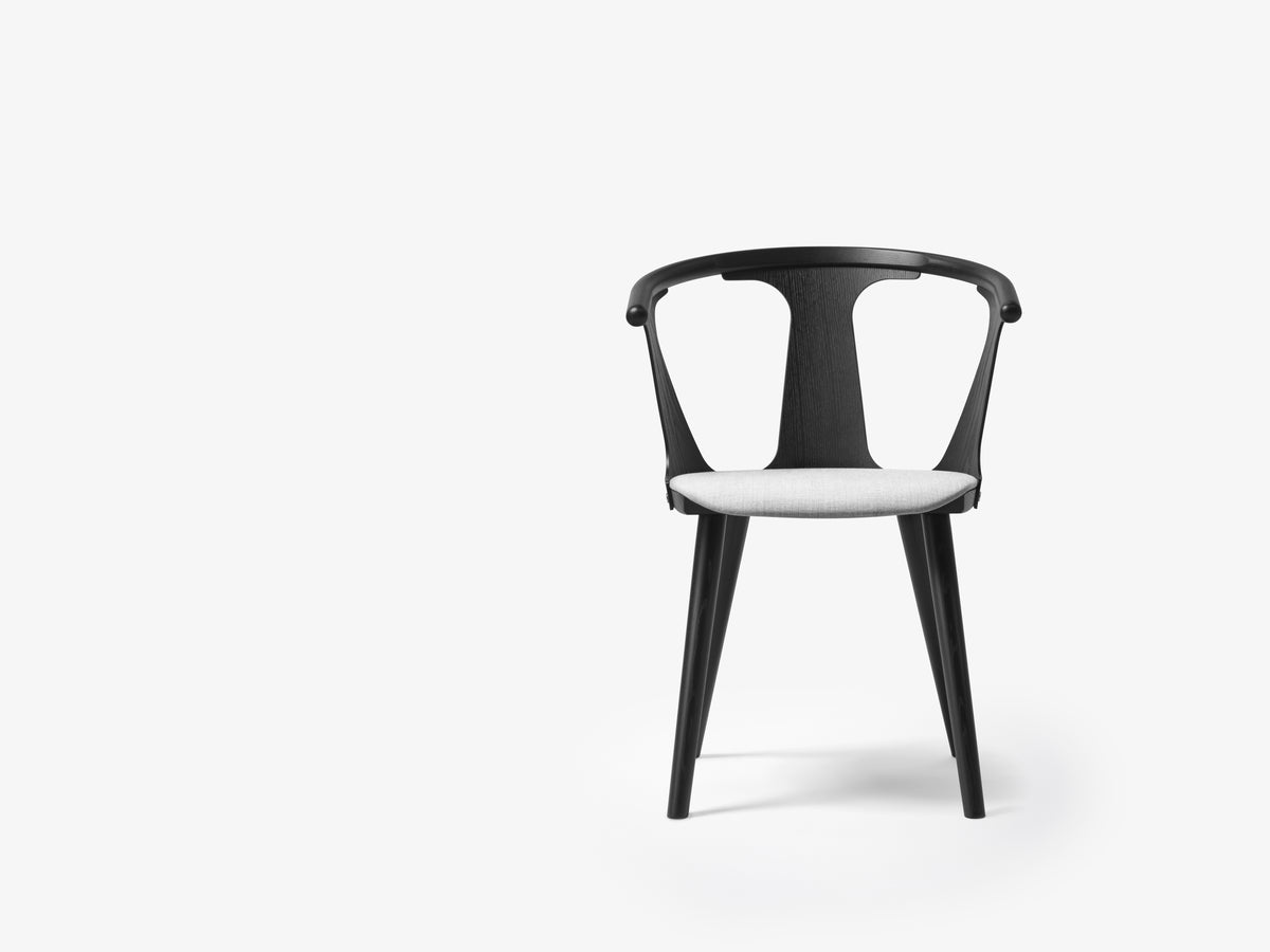 Stuhl IN BETWEEN SK2 schwarz lackierte Eiche mit gepolstertem Sitz