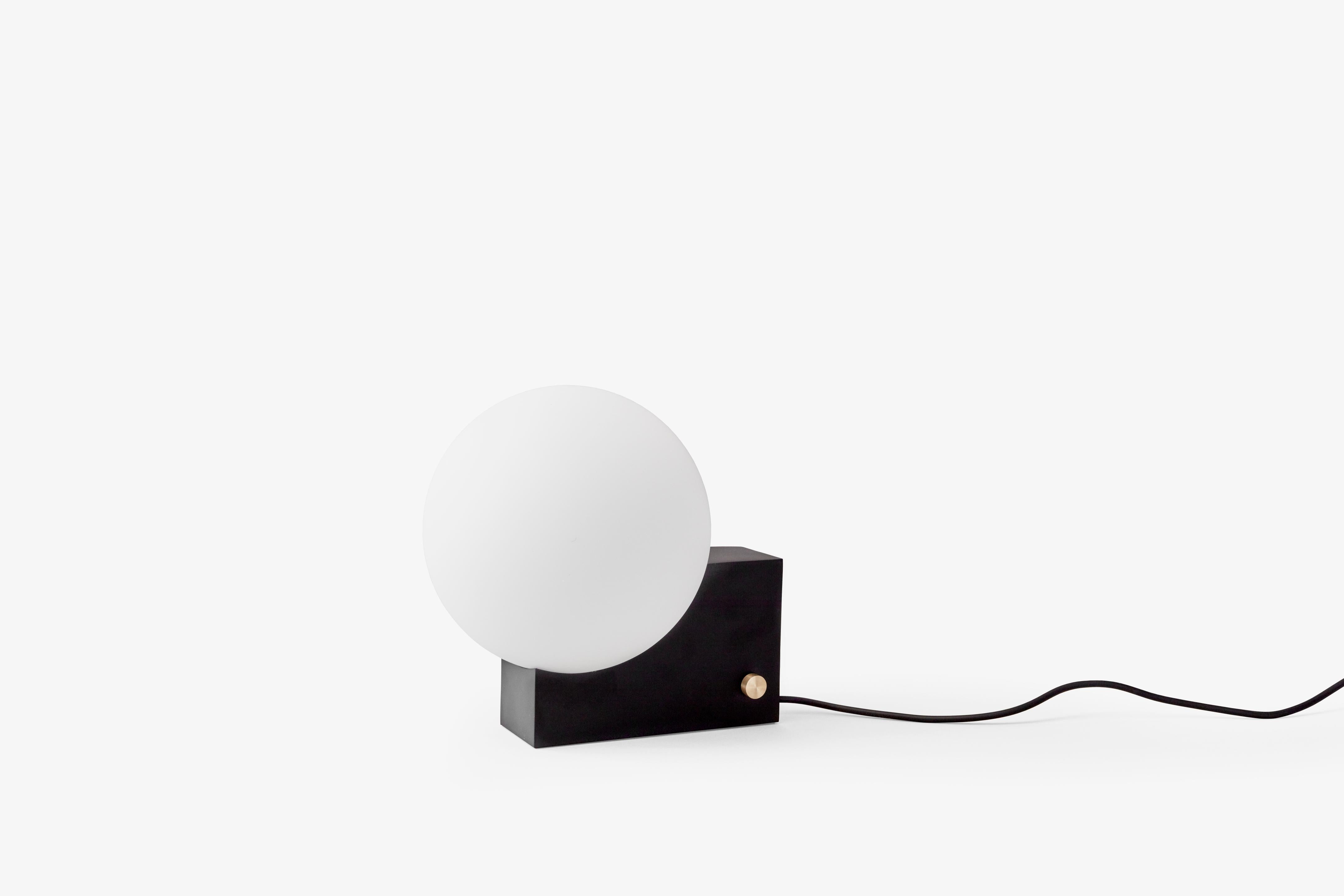 Tischlampe JOURNEY SH1 mit milchigem Schirm und schwarzem Fuß