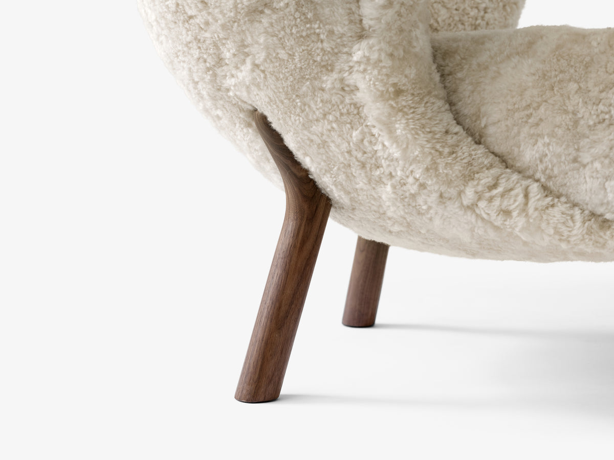 Sessel LITTLE PETRA VB1 gepolstert mit Nussbaumfuß