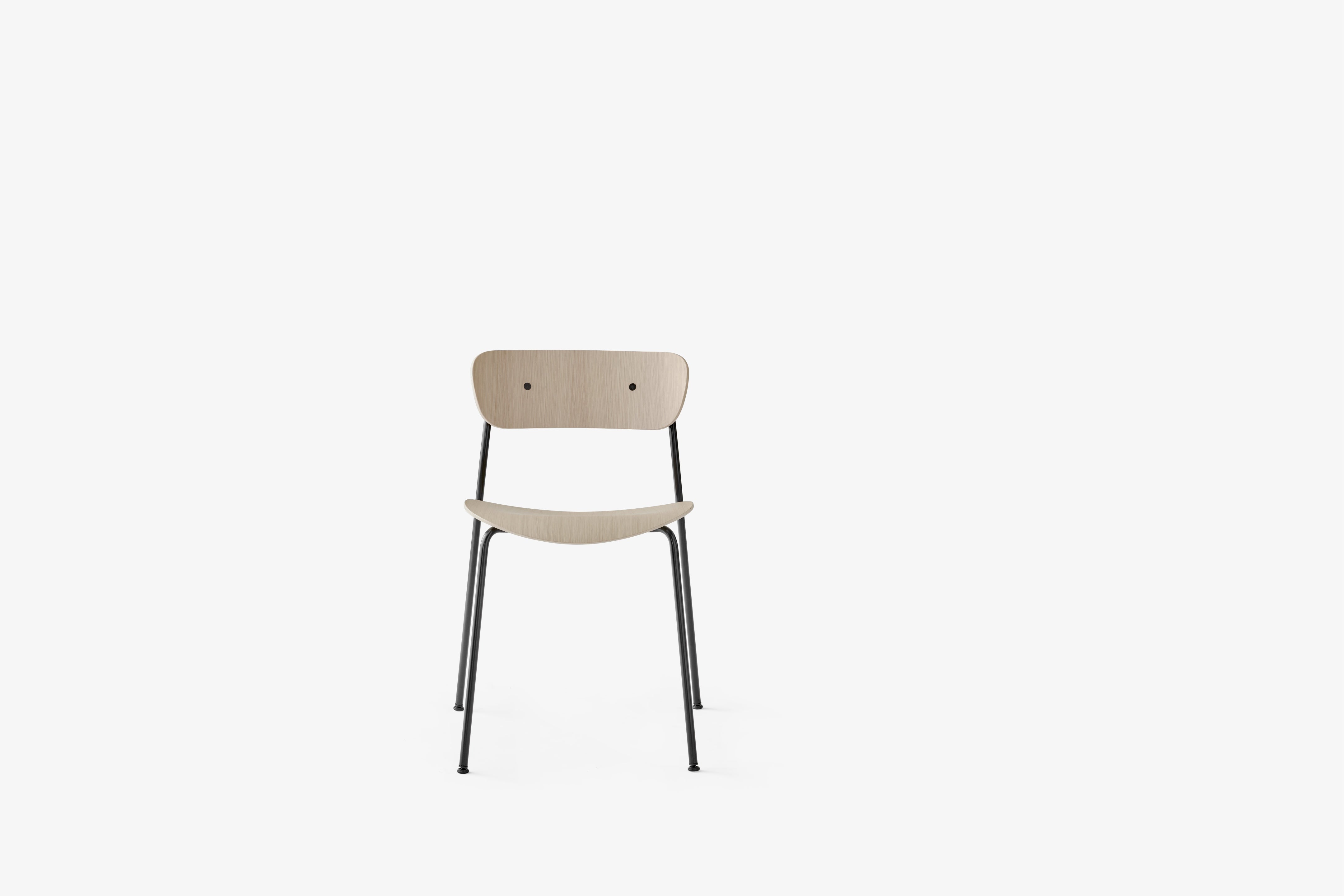 Stuhl PAVILION AV1 lackiertes Eichenholz mit schwarzem Gestell
