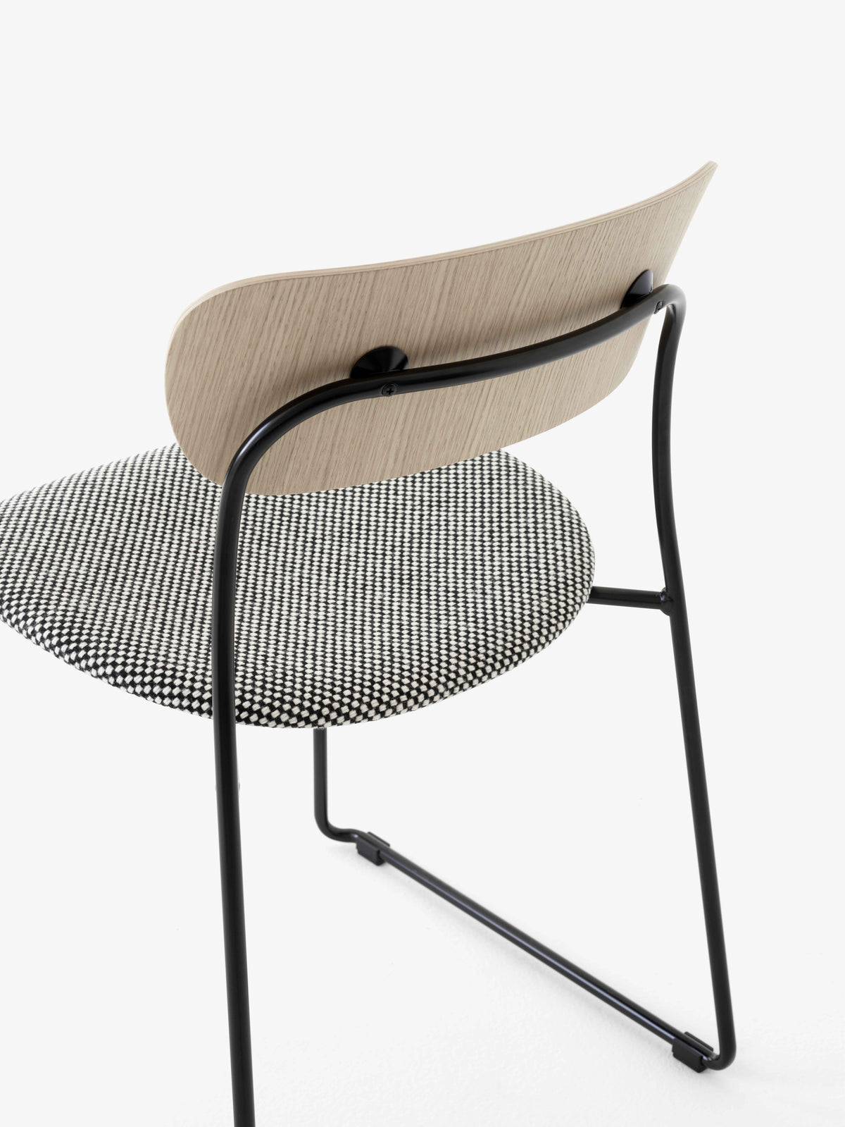 Stuhl PAVILION AV52 lackierte Eiche mit gepolstertem Sitz und schwarzem Gestell