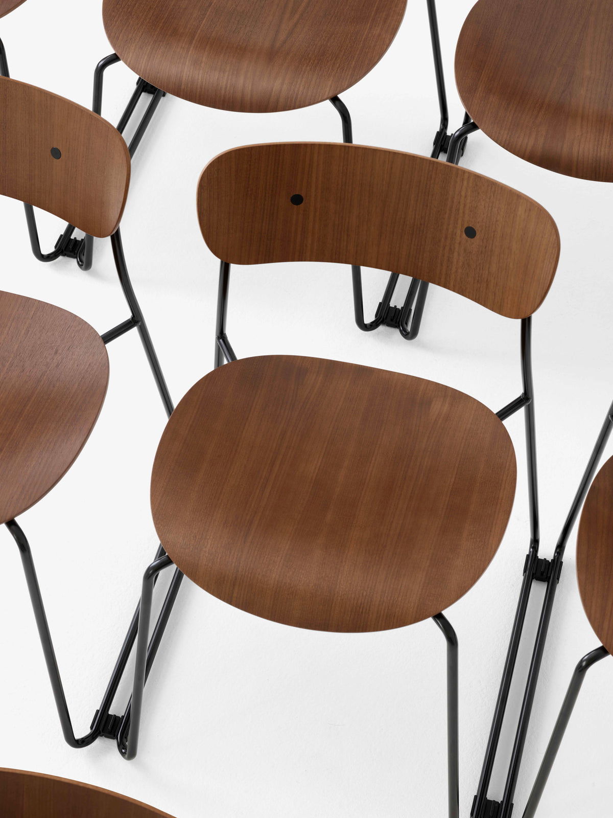 Stuhl PAVILION AV52 lackierte Nuss mit gepolstertem Sitz und schwarzem Gestell