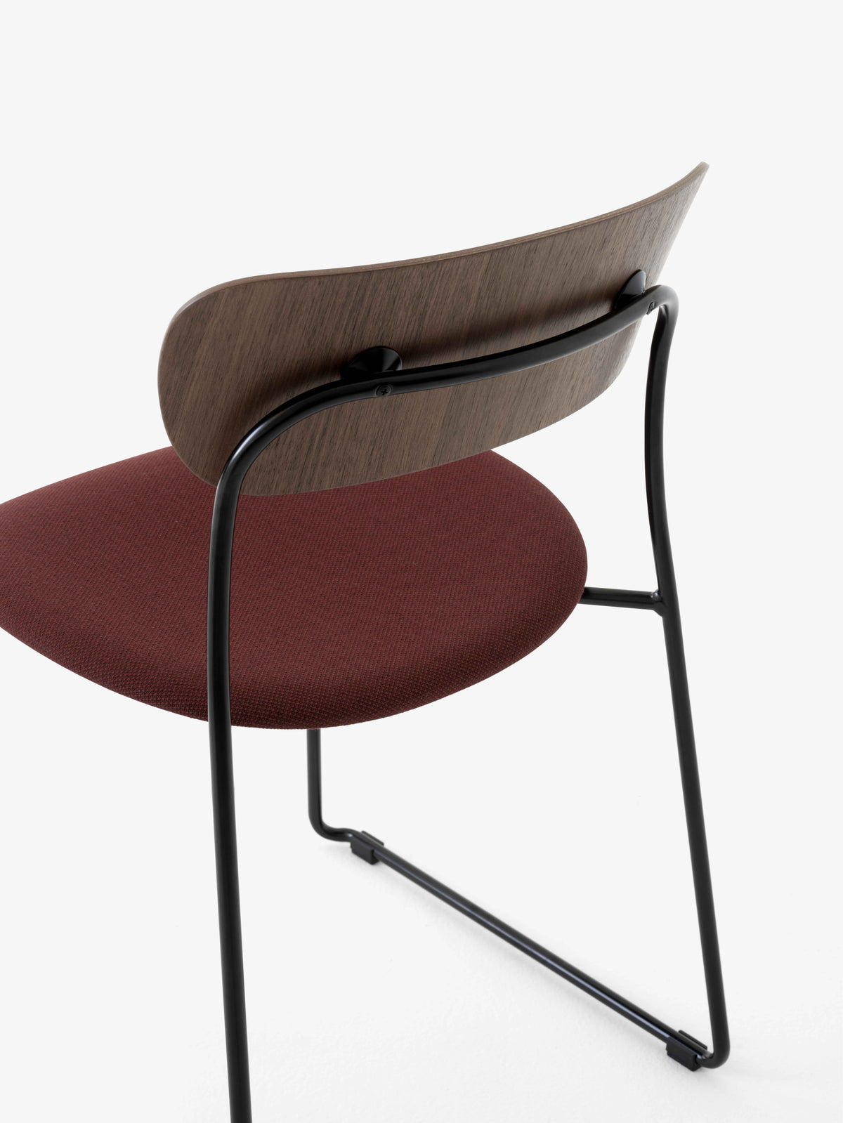 Stuhl PAVILION AV52 lackierte Nuss mit gepolstertem Sitz und schwarzem Gestell