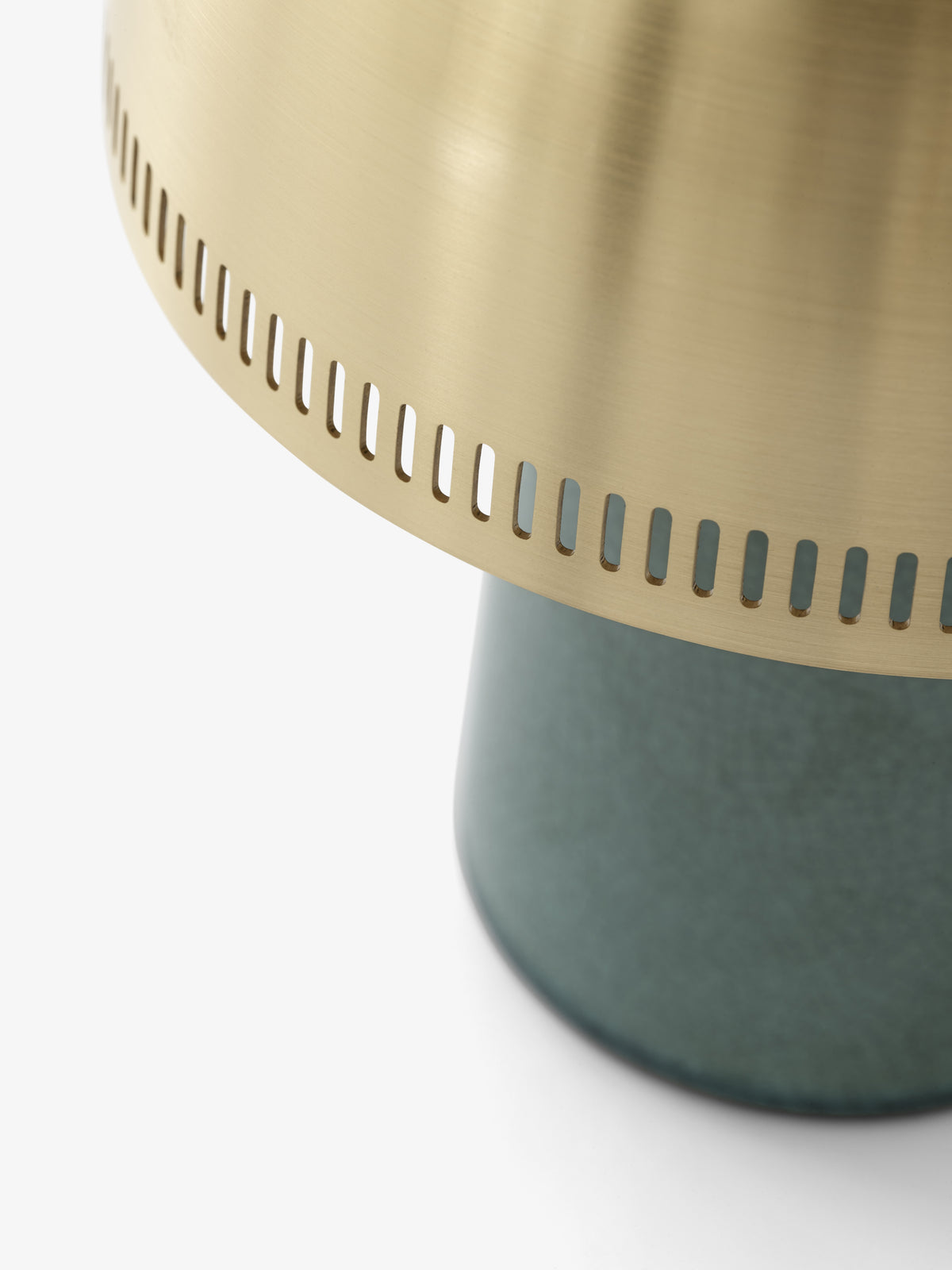Tragbare Lampe RAKU SH8 mit messingfarbenem Schirm und maritimer Basis