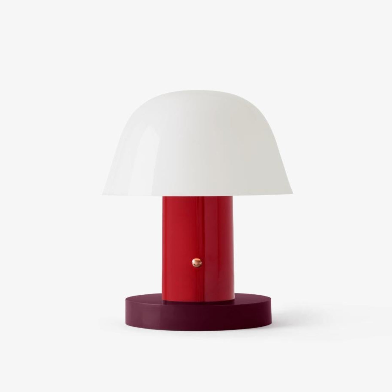 Tragbare Lampe SETAGO JH27 mit cremefarbenem Schirm und dunkelrotem Fuß.