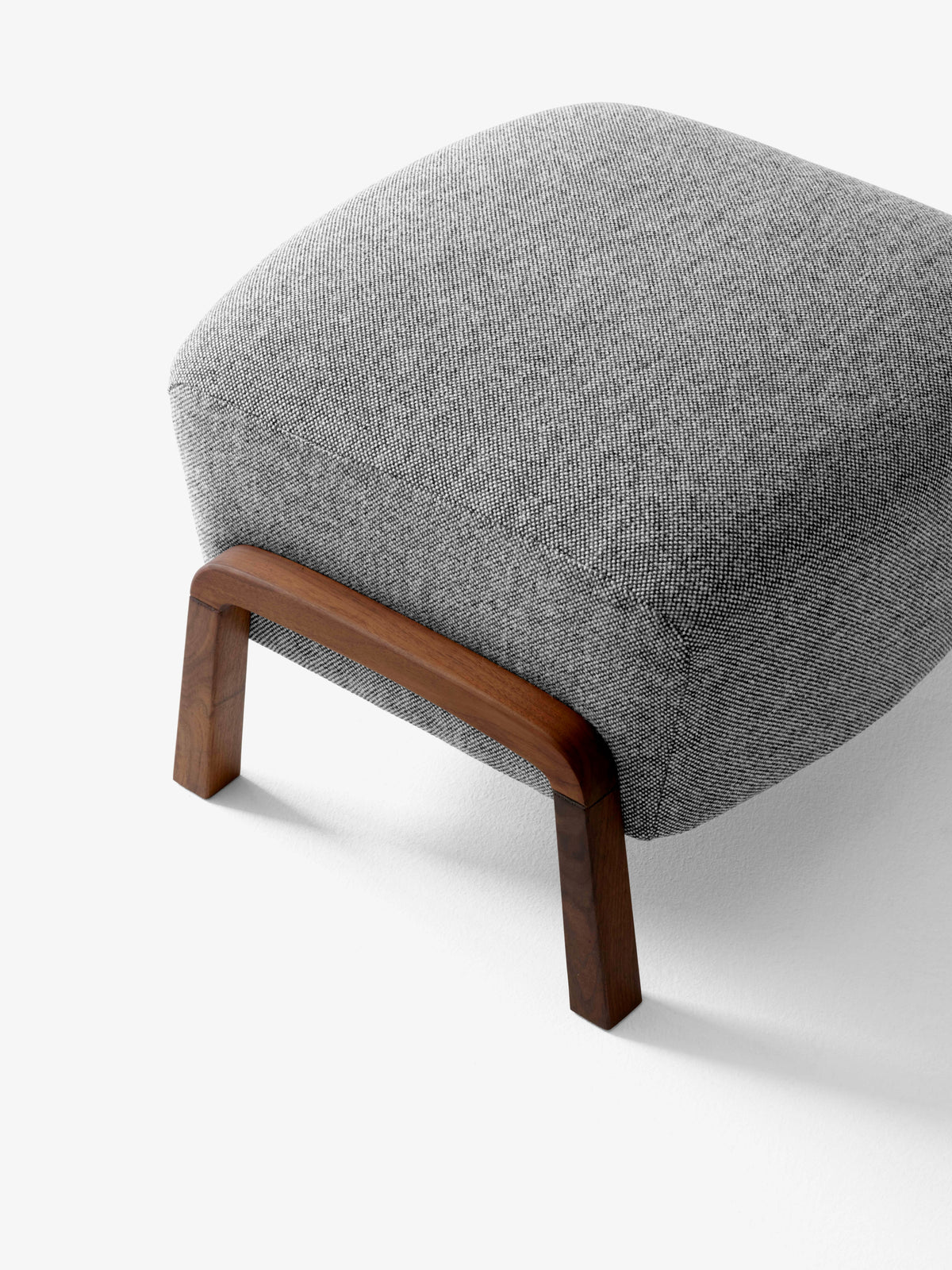 WULFF ATD3 Hocker mit Nussbaumbasis gepolstert