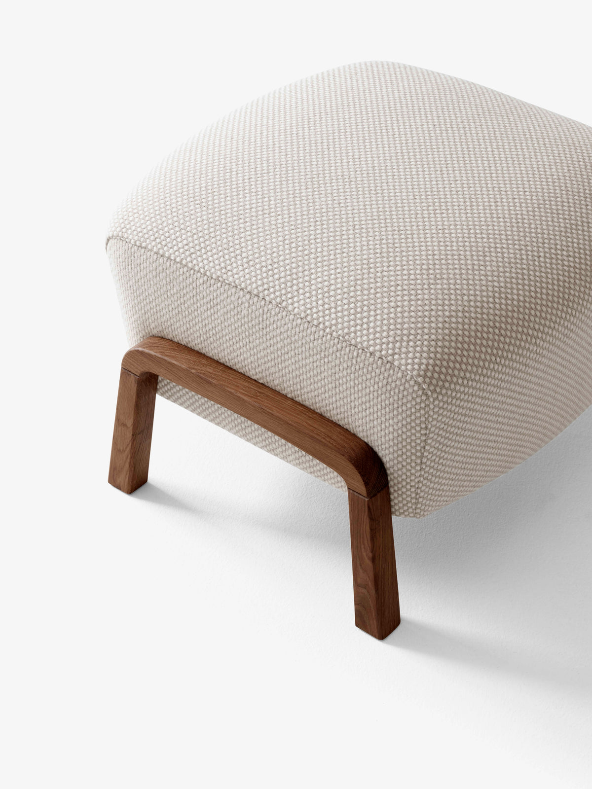 WULFF ATD3 Hocker mit Nussbaumbasis gepolstert