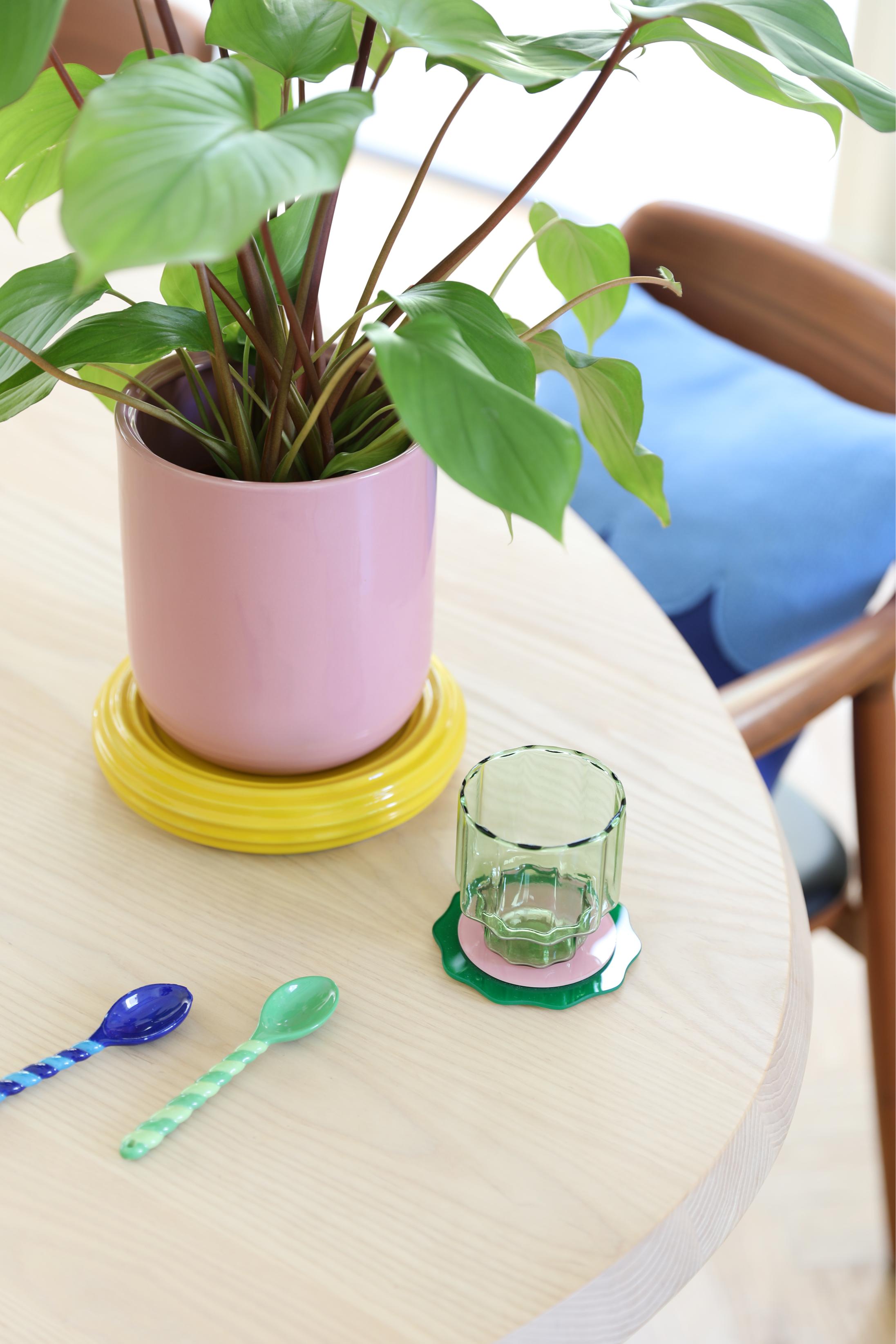 Blumentopf CHURROS rosa mit gelbem Untersetzer