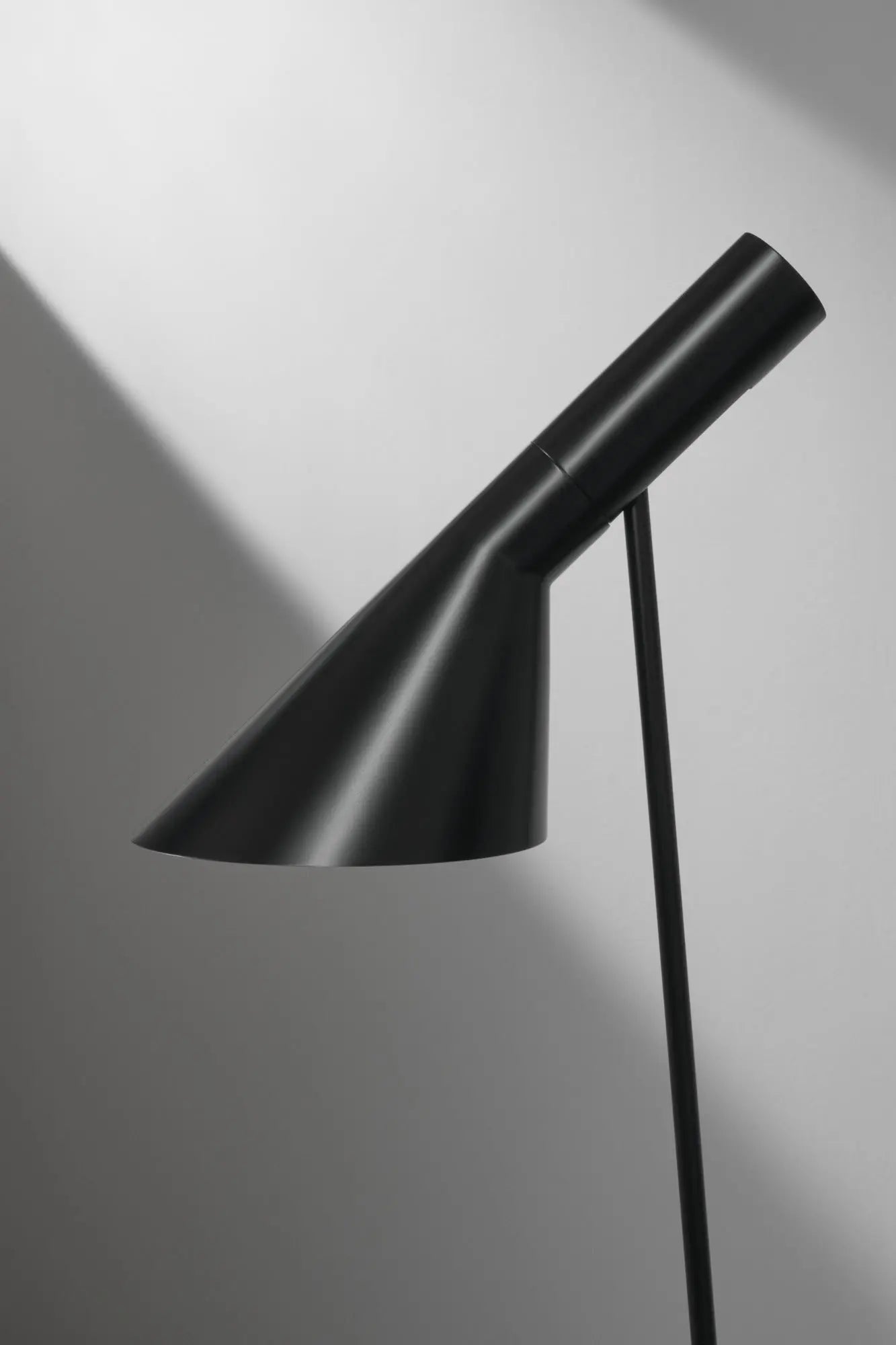 Lampa podłogowa AJ czarny – Louis Poulsen