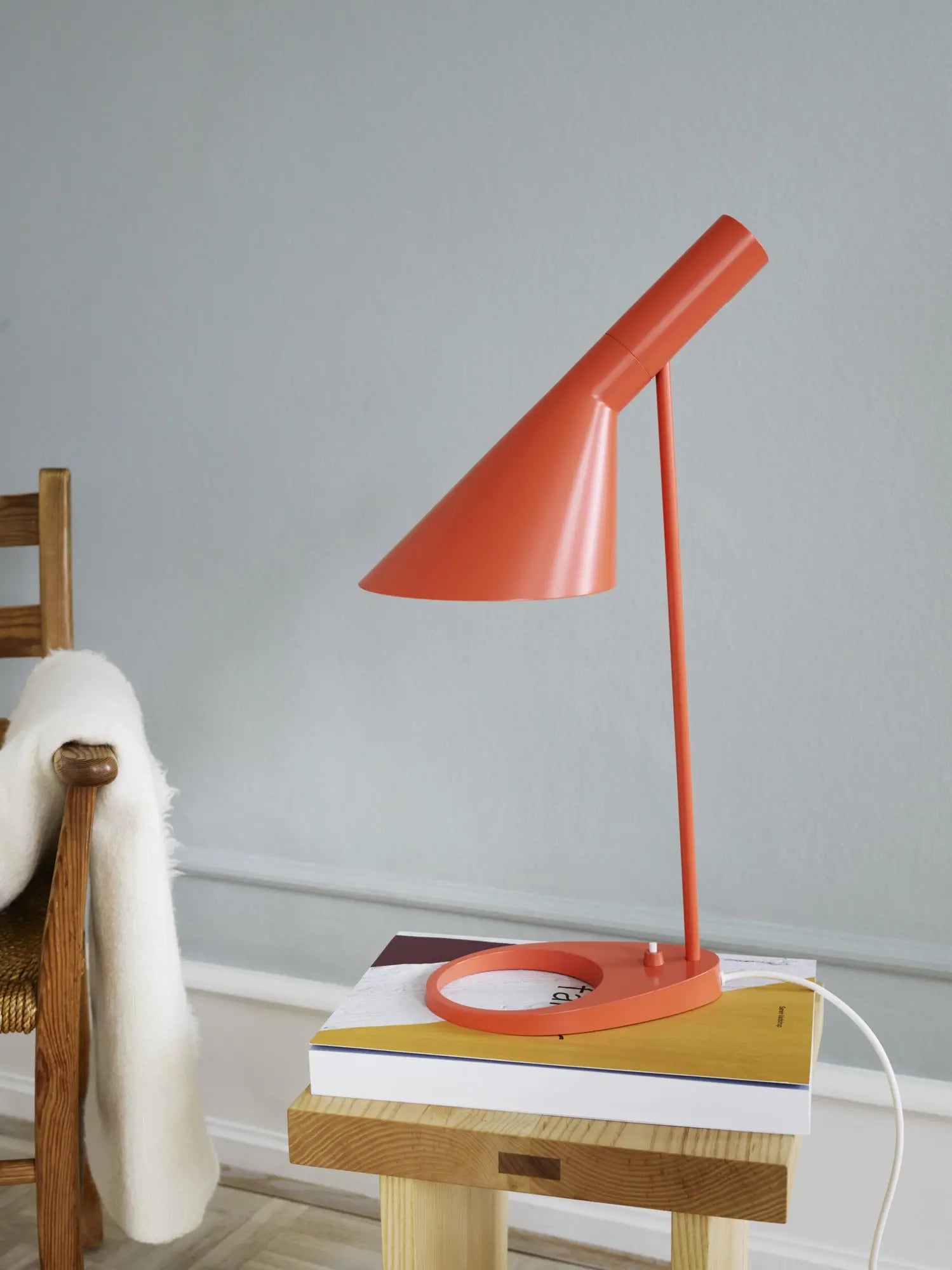 Lampa stołowa AJ pomarańczowy – Louis Poulsen