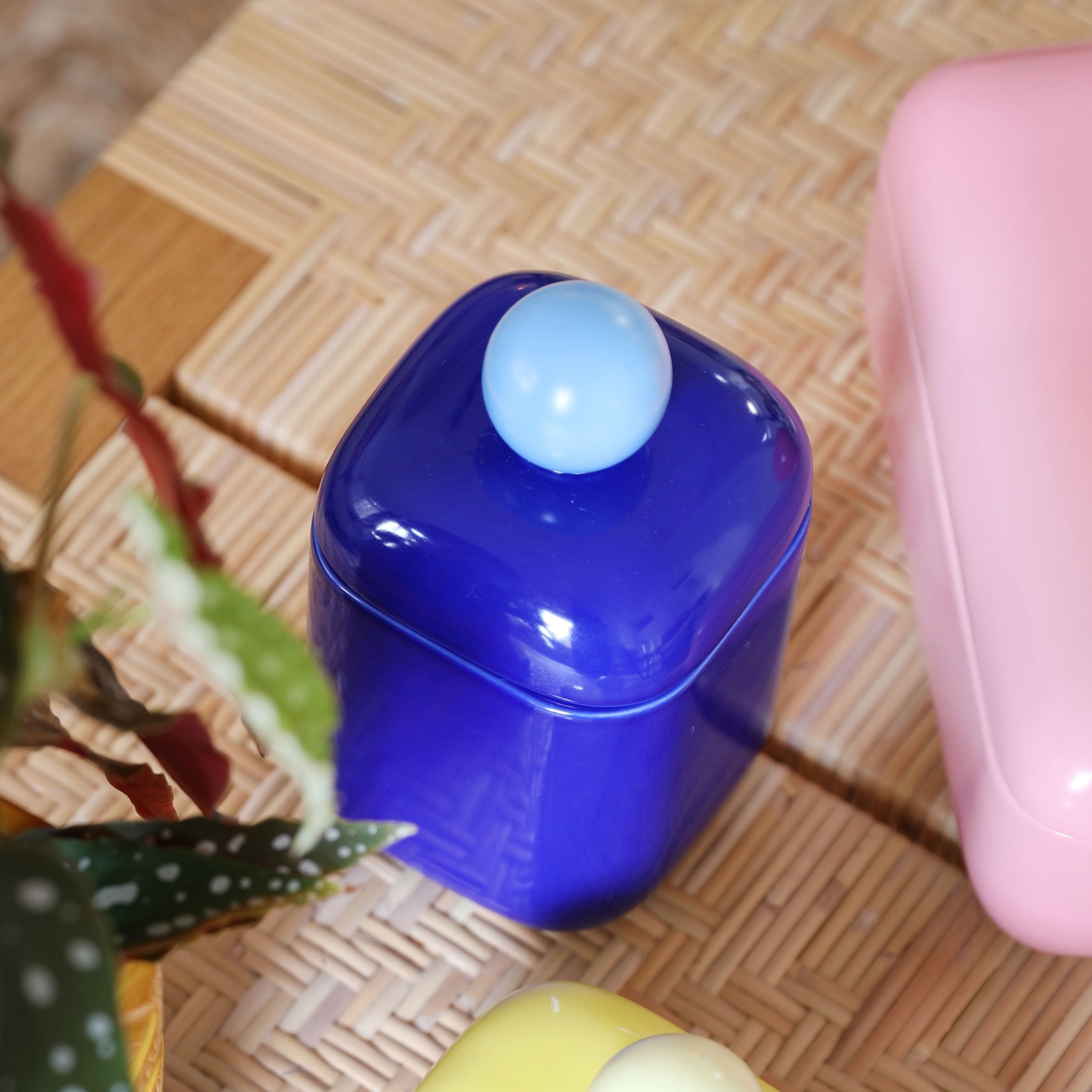 Blauer ORB-Behälter