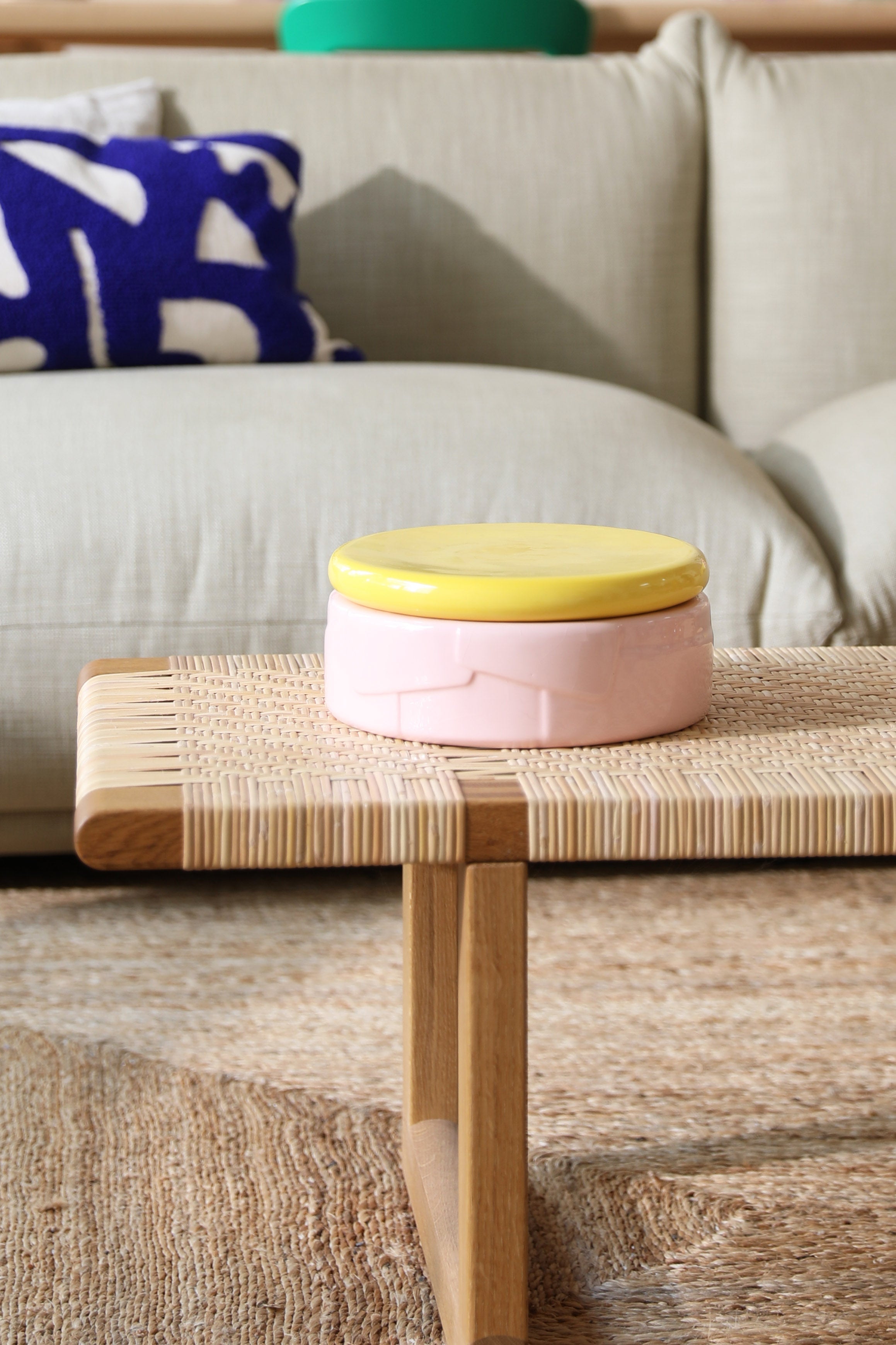 FLAKE container pink with yellow lid