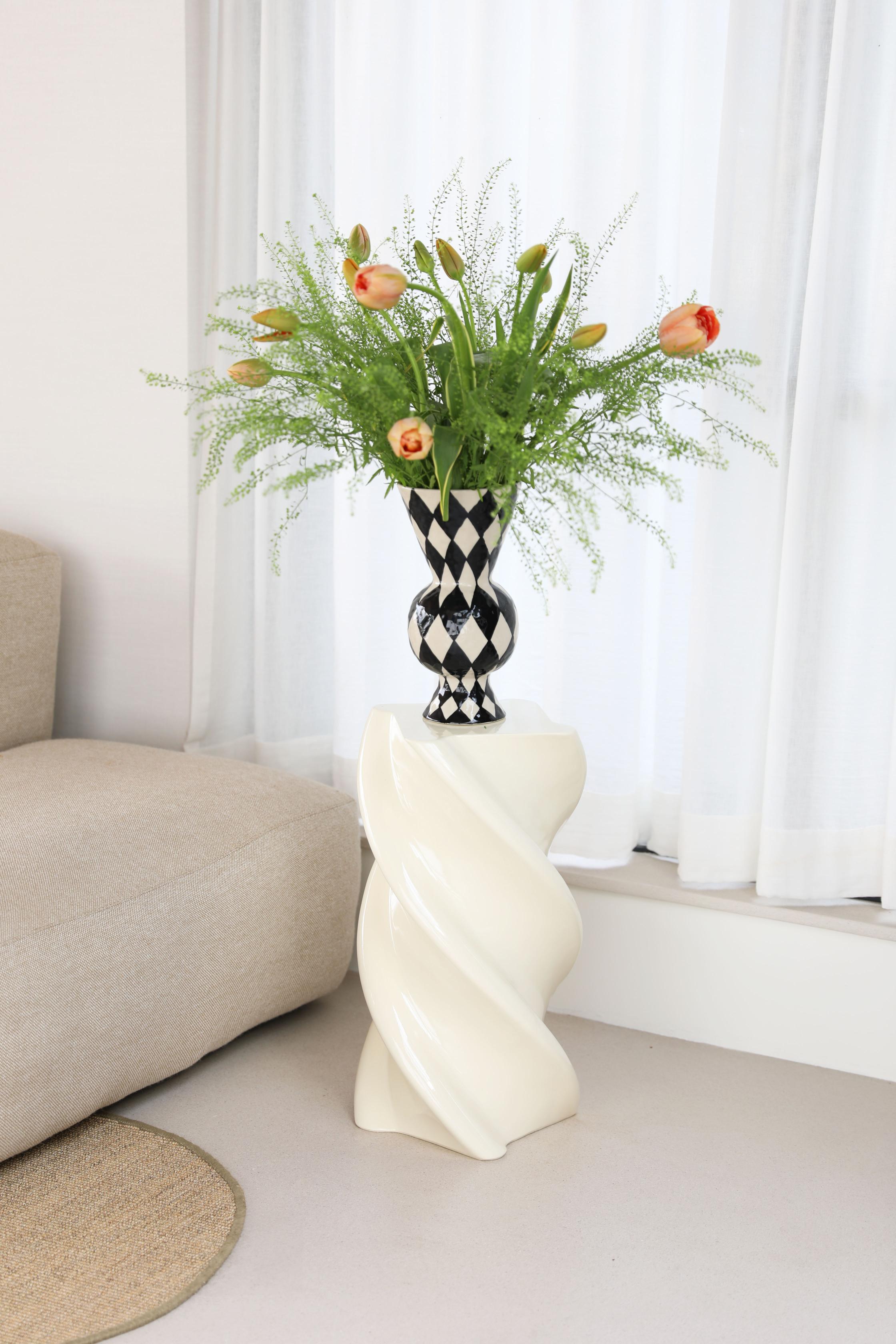 Rhombic Vase Black with White