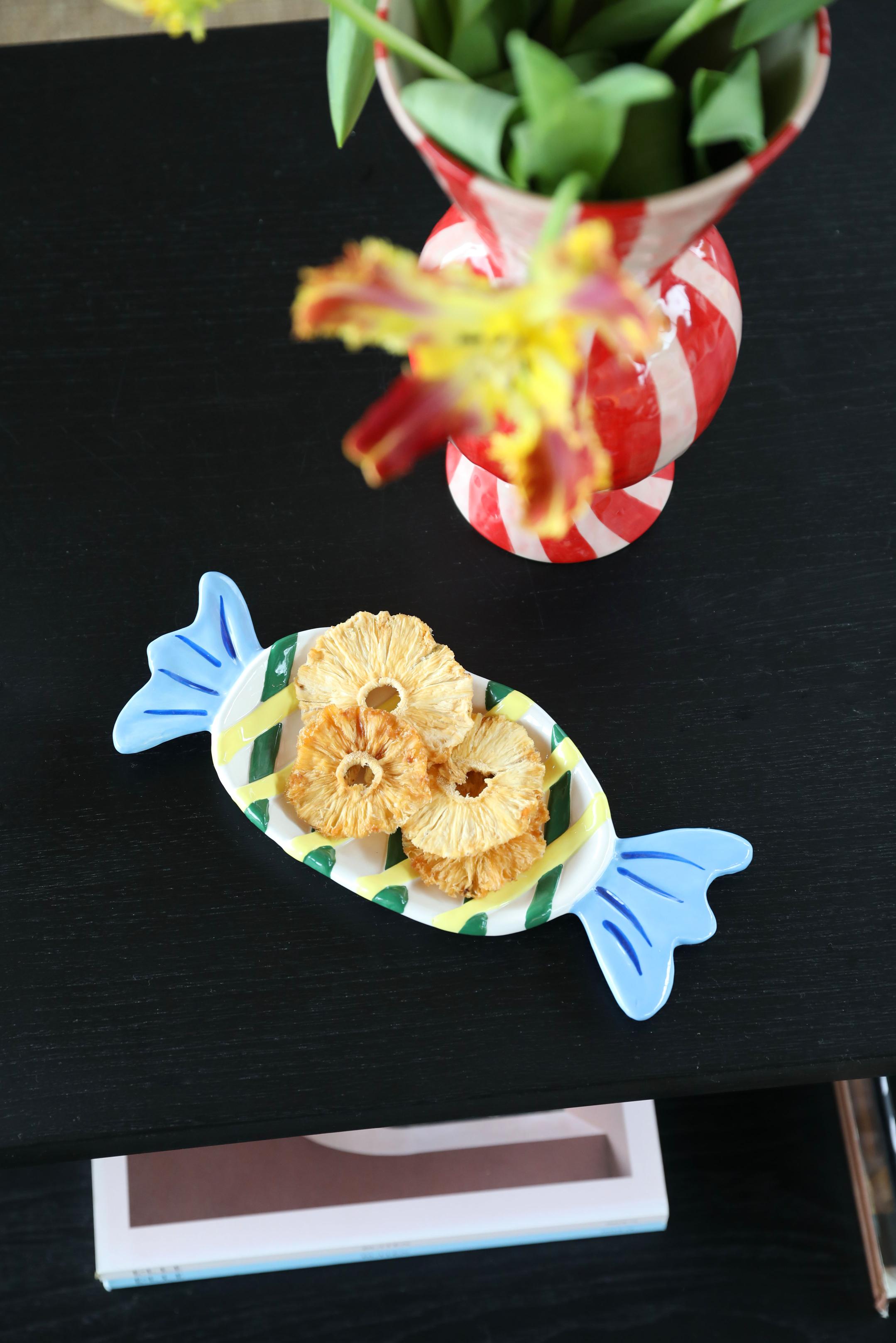 Rautenförmiger Wazon rot mit Weiß