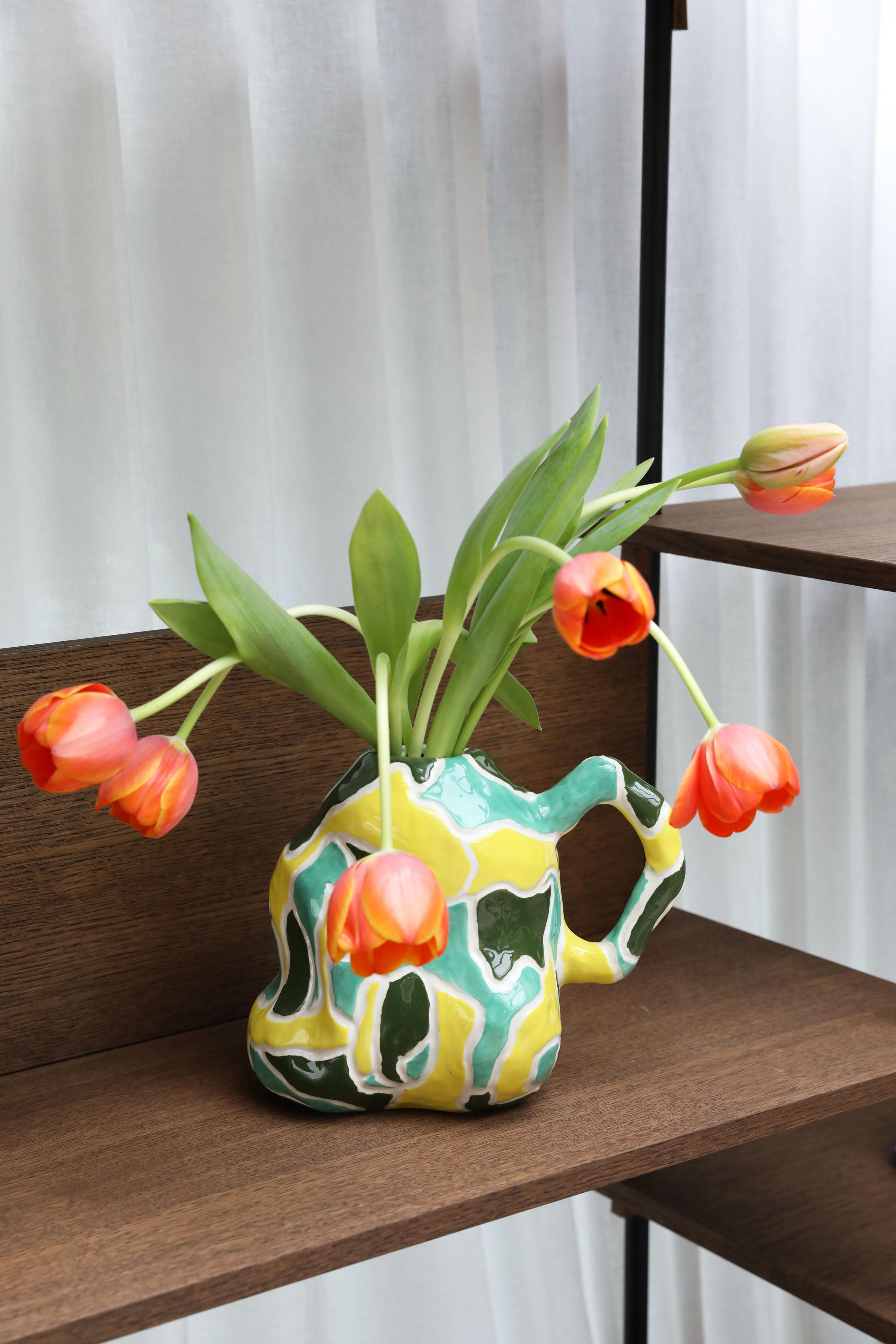 Vase JUG-A-VASE grün mit Gelb und Weiß