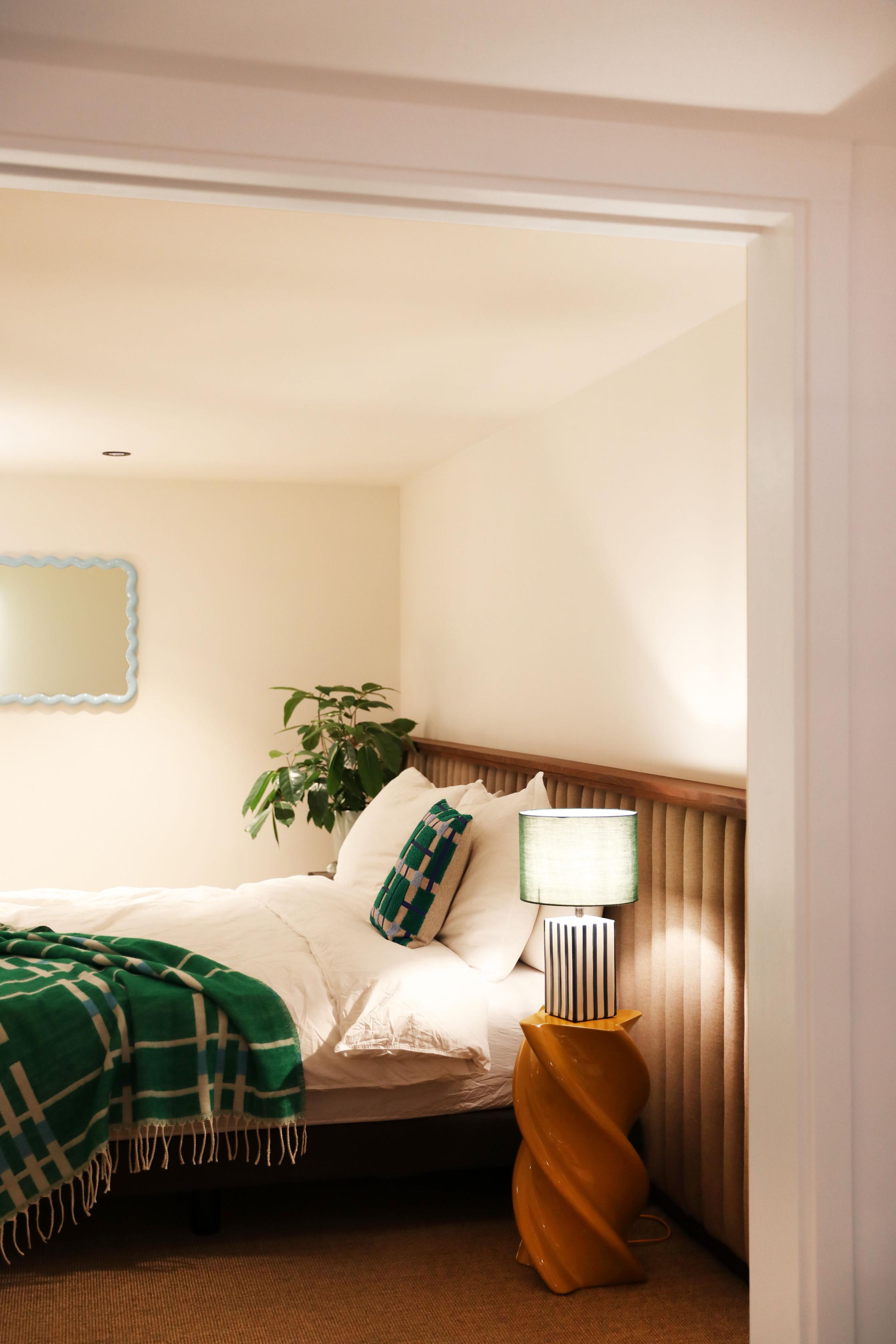 Tischlampe STREAK blau-weiß mit grünem Schirm