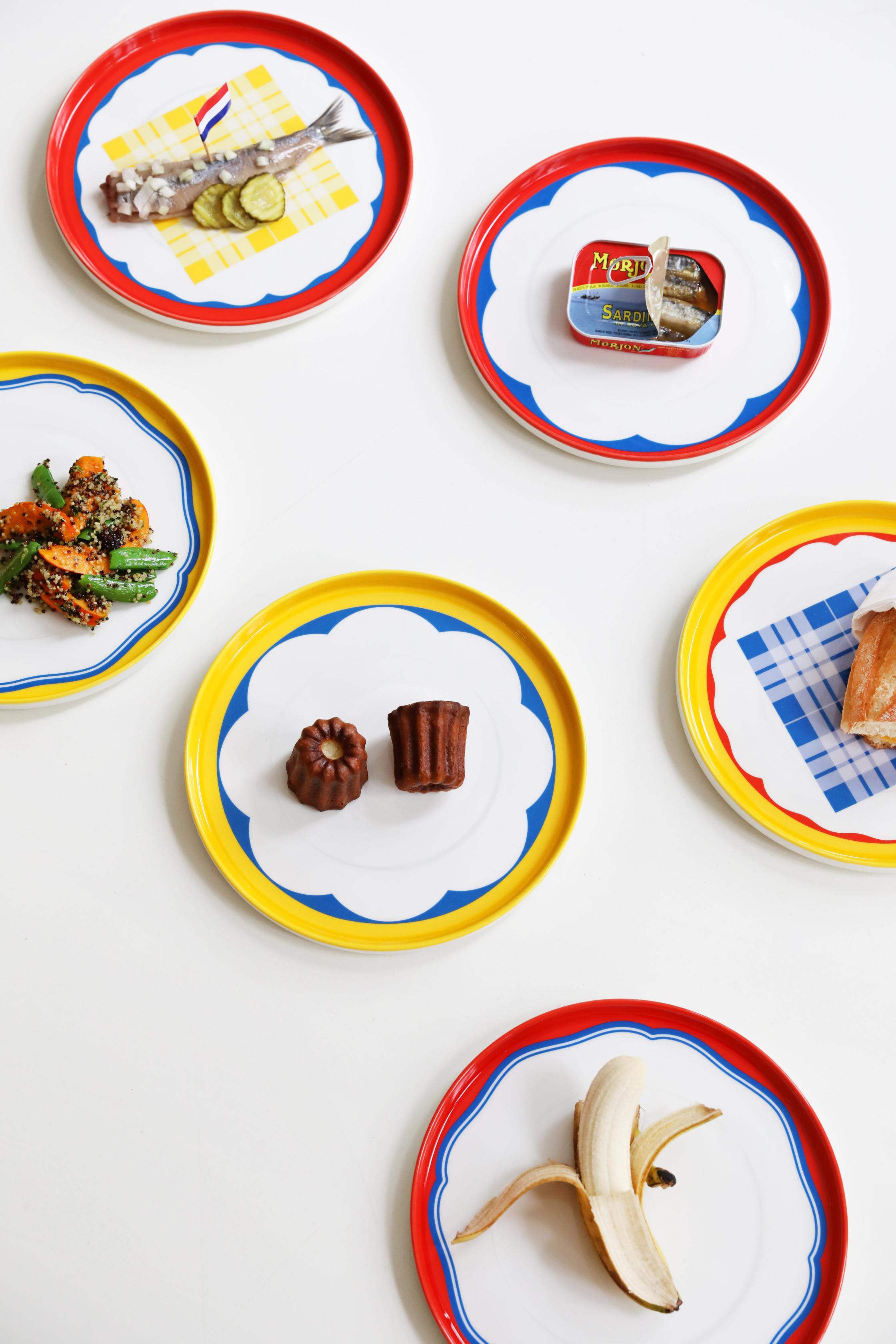 DAYDREAM ARCH white dinner plate with red and blue