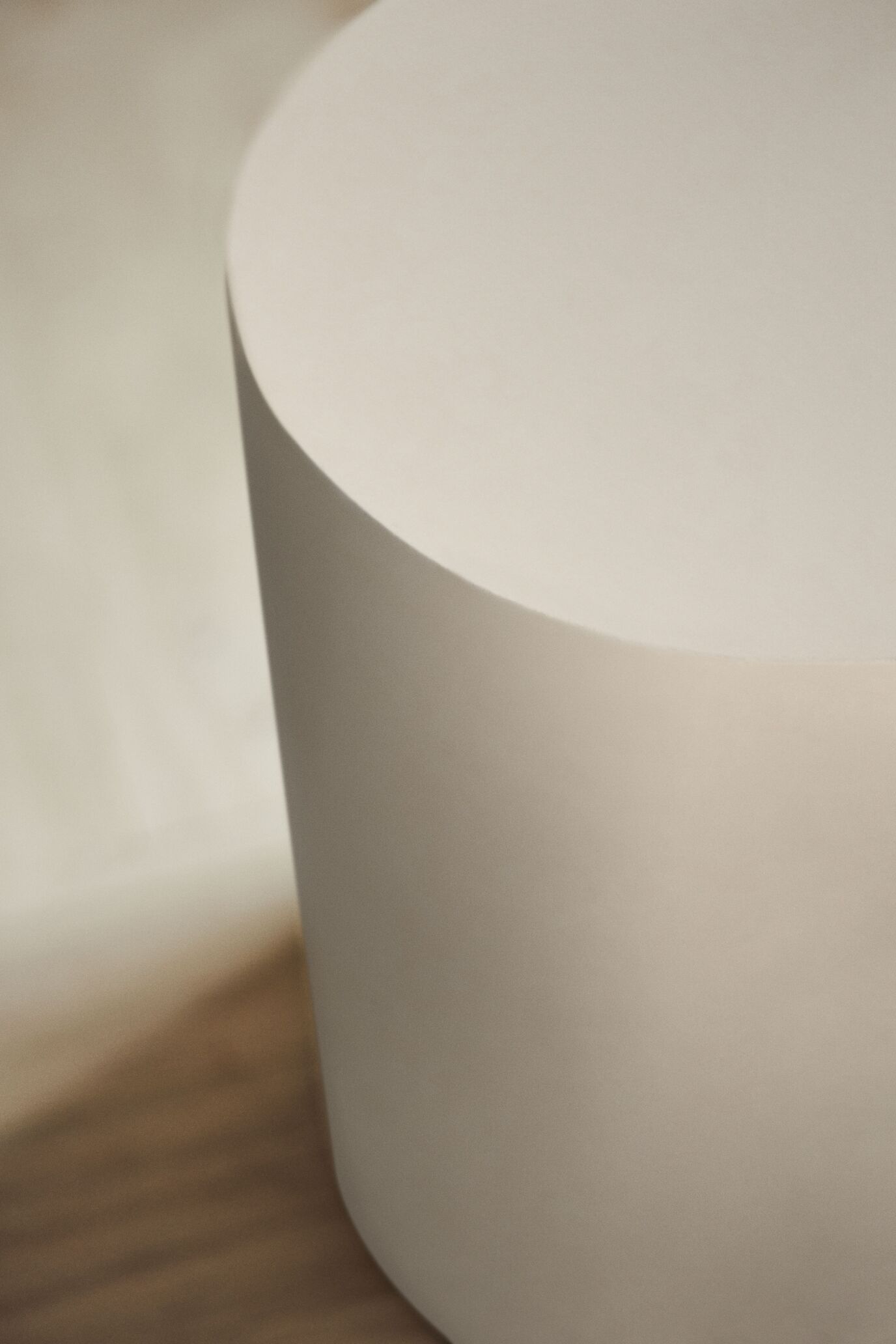 Stehlampe Bogen ACORN beige mit Travertinbasis