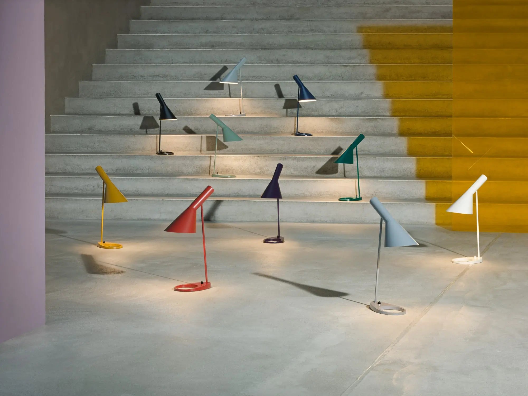 Lampa stołowa AJ ciepły szary – Louis Poulsen