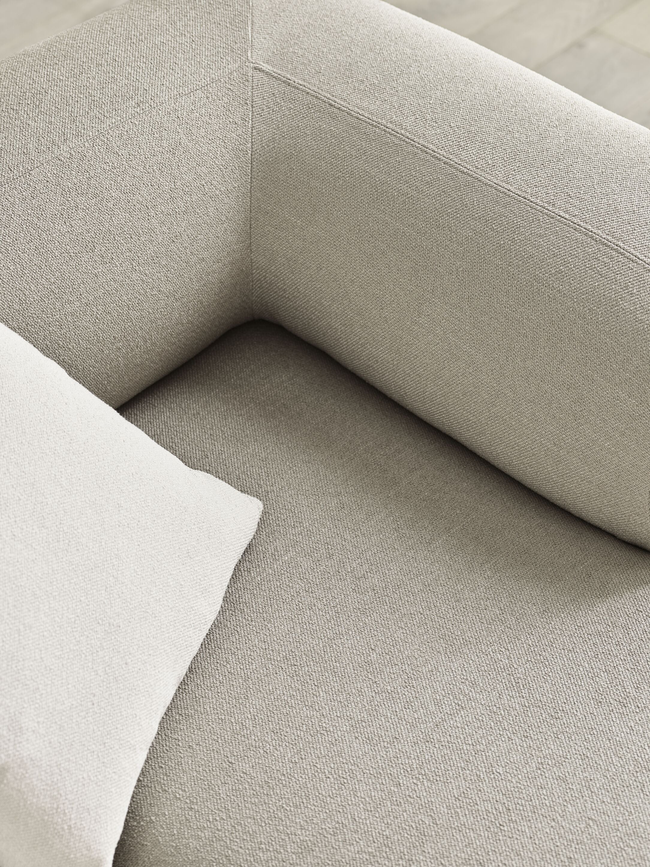 2-Modul-Sofa mit ausgeschnittenem Polster
